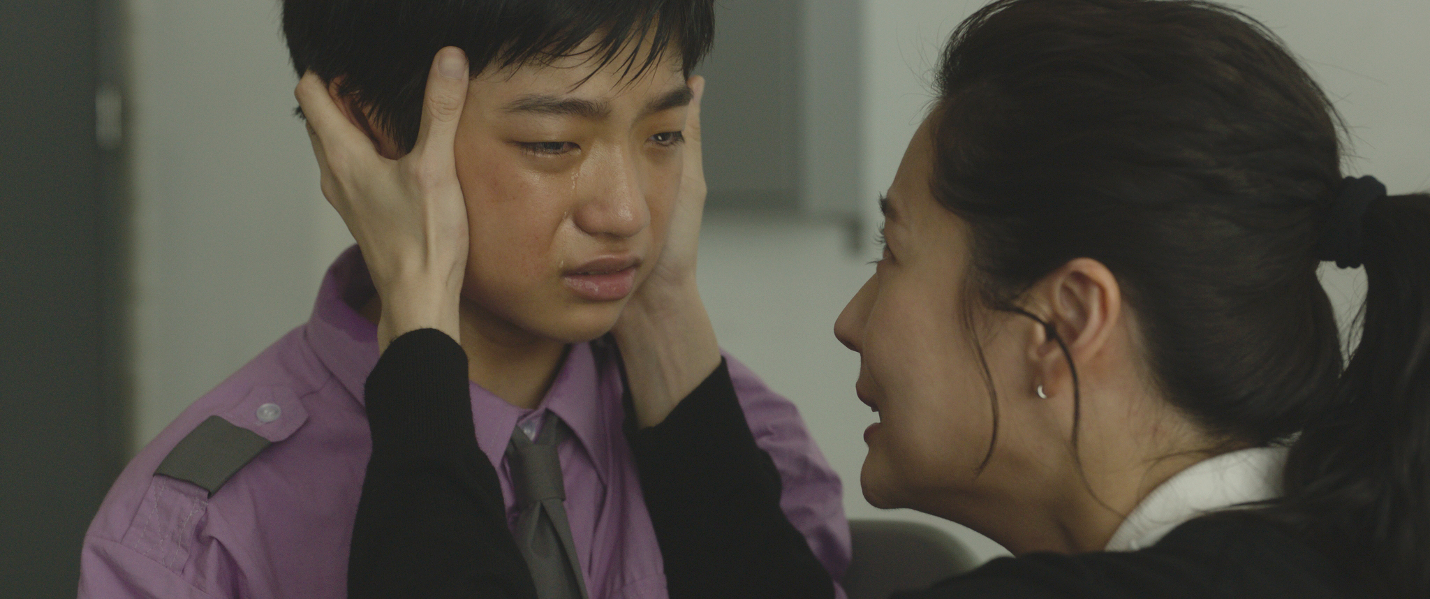 白潤音在《自殺通告中》展現爆發力演技,導演大讚天才演員。(本萃電影提供)