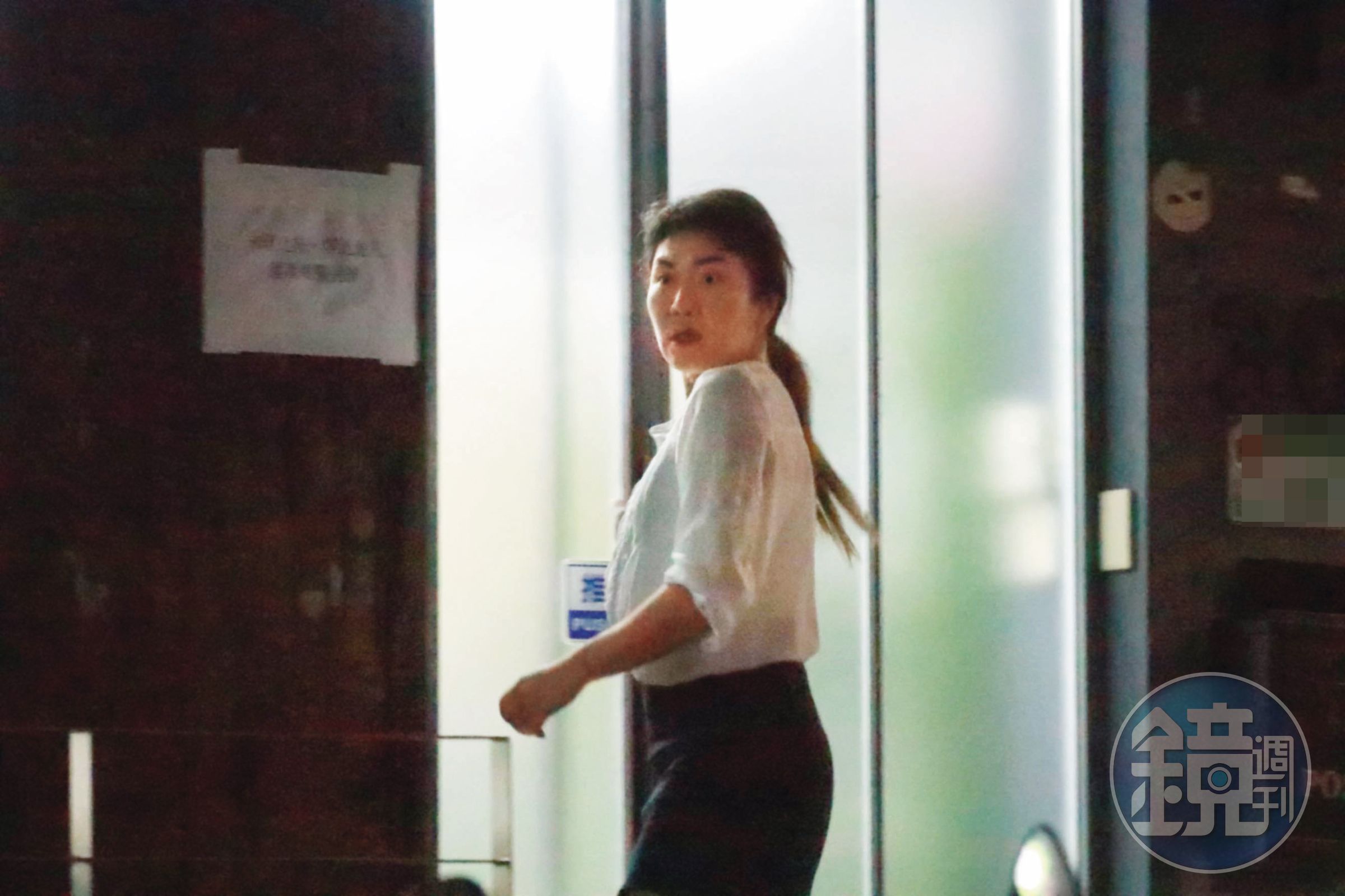高翬否認開安親班，強調是親友一起找老師教導小孩做功課，說法令人質疑。