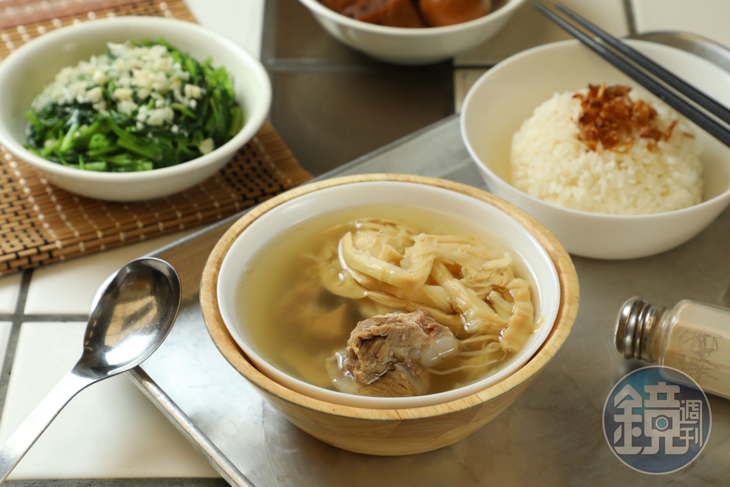 「培根筍味燉排骨湯」靈感來自用料豐富的醃篤鮮。（90元／份）