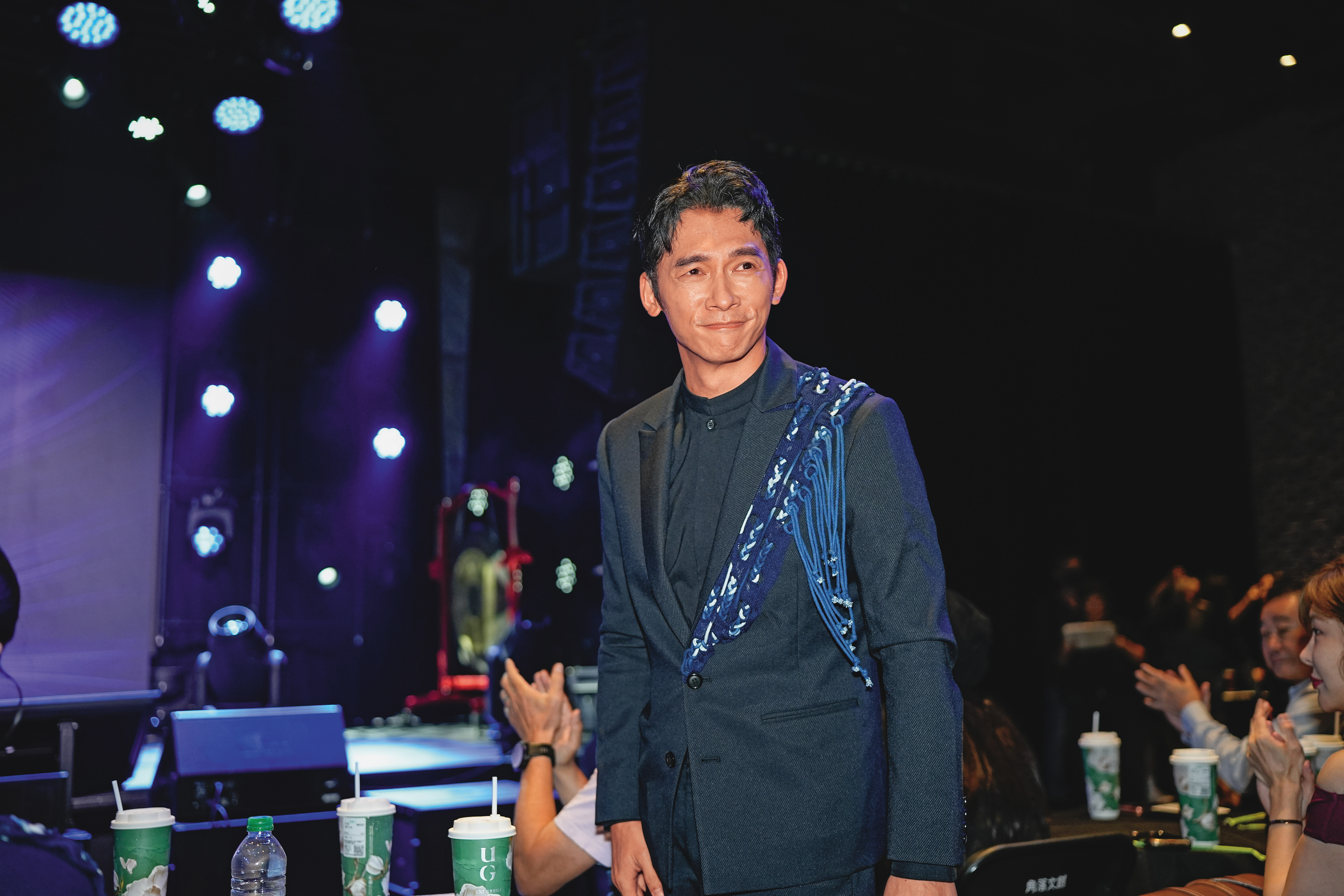 温昇豪受邀擔任客家時尚大使，這魚尾紋該不會連保養品都在省吧？（遞肉毒針）