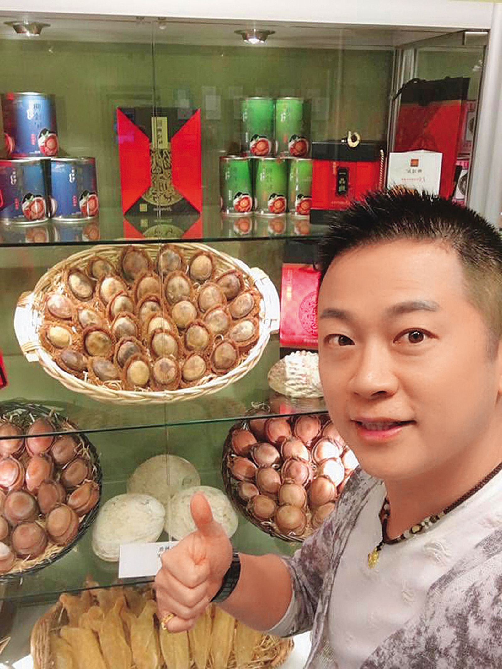 施冠伸自創鮑魚品牌，有鮑魚王子稱號。（翻攝自典臻紀臉書）