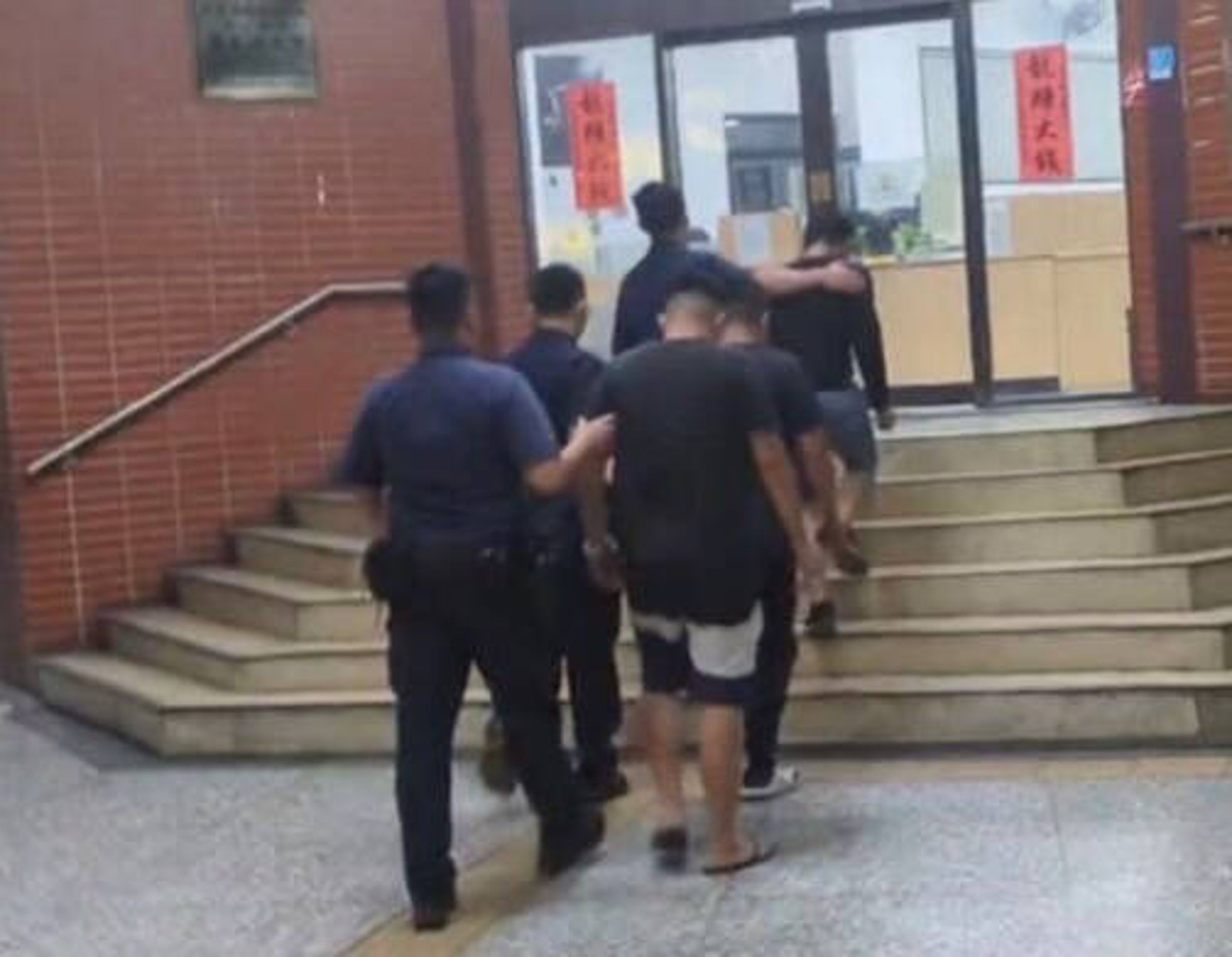 洪男等人被依妨害秩序、傷害、妨害自由等罪嫌移送法辦。（警方提供）