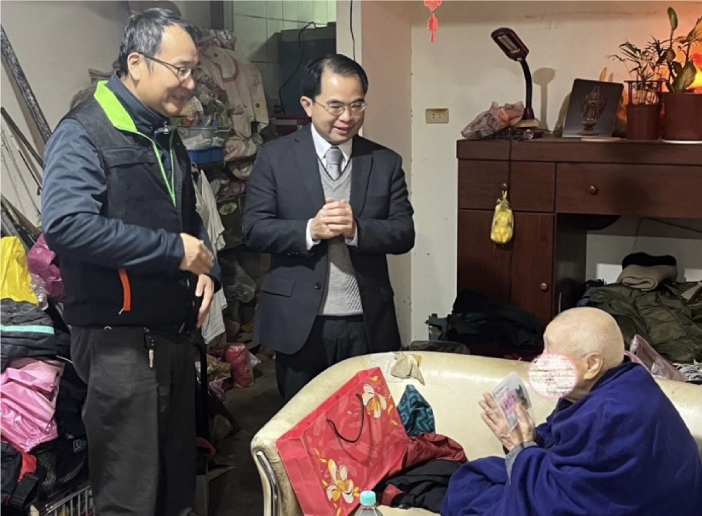 士林地檢署檢察長顏迺偉親自送暖馨生人。(士林地檢署提供)