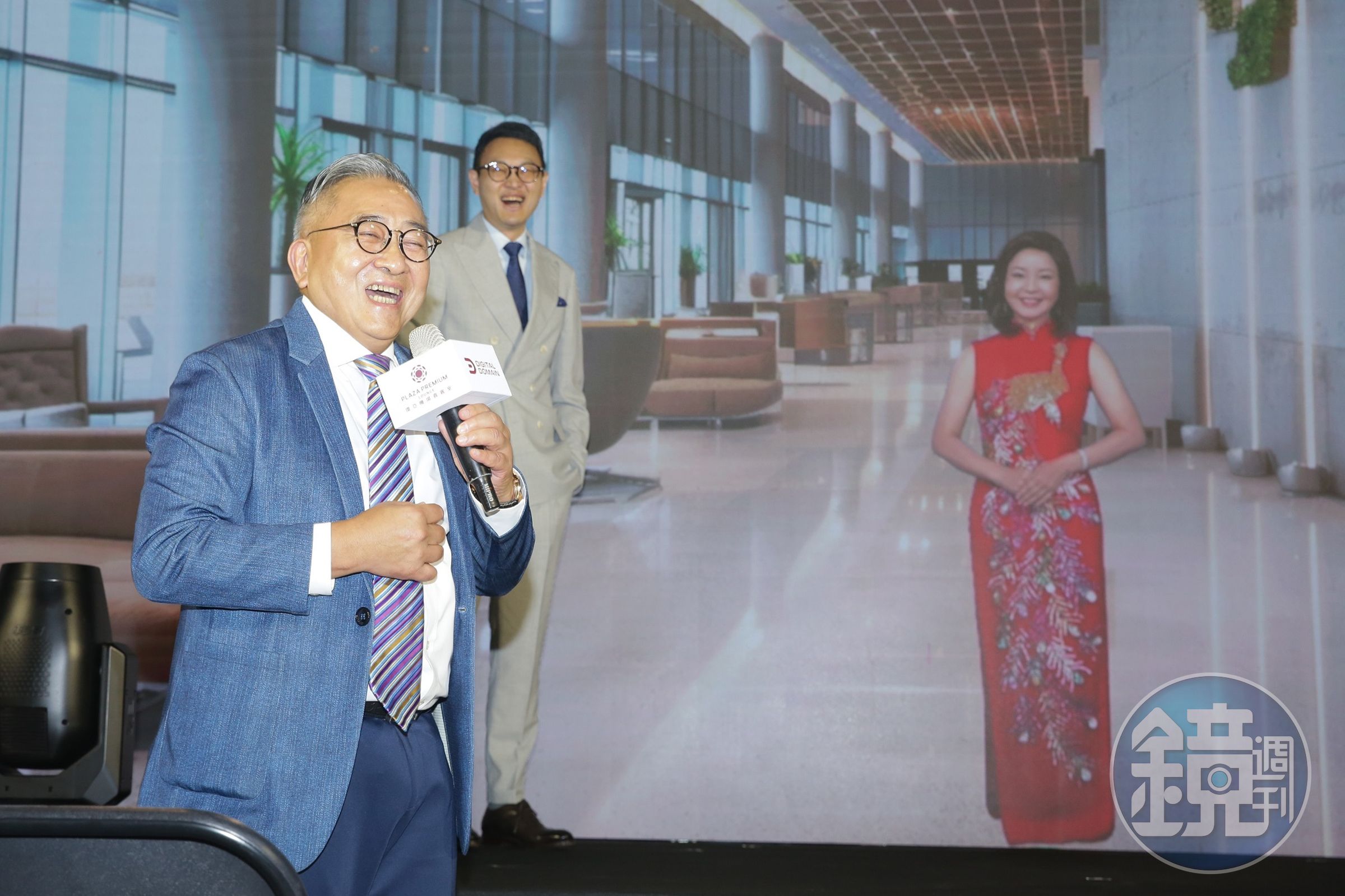 環亞集團創辦人宋海西（左）、數字王國CEO謝安與虛擬人鄧麗君在台上即興互動。