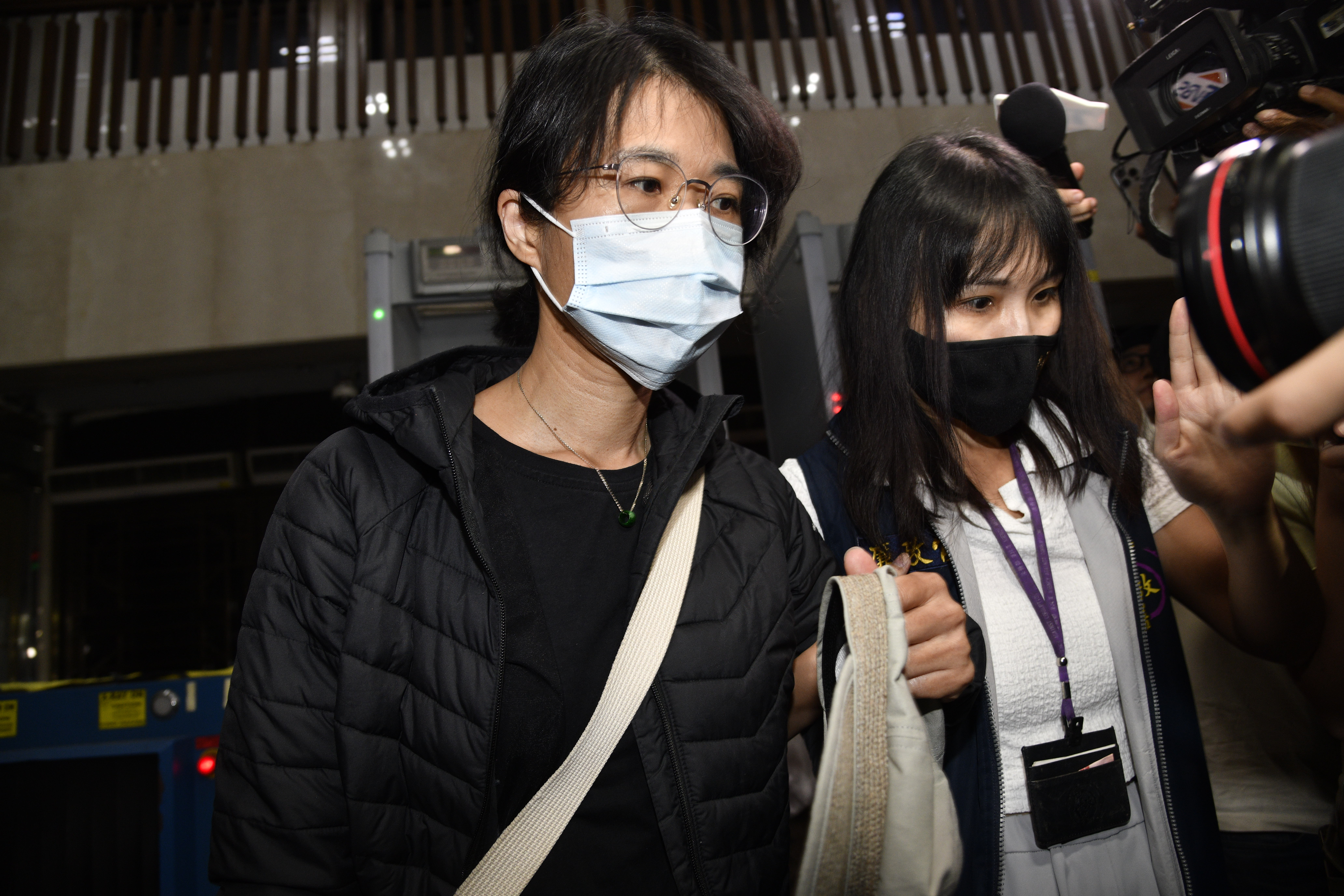 邵琇珮被無保請回，但限制出境出海及限制住居。