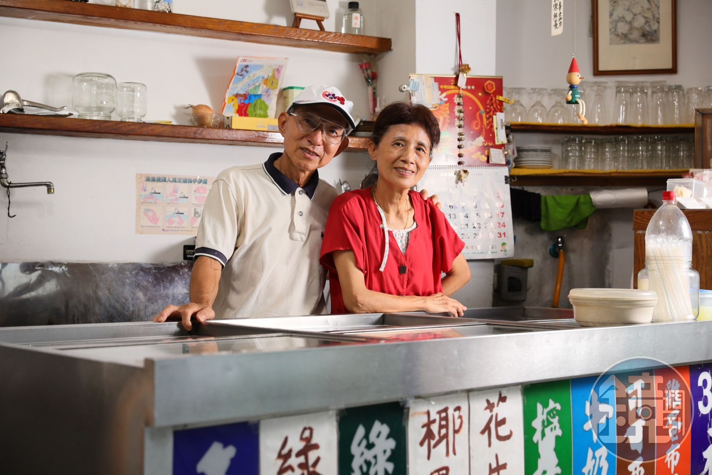 謝吉足（左）與太太蕭淑惠（右）賣的不只是布丁豆花，還有左右鄰居的兒時情懷與人情味。 