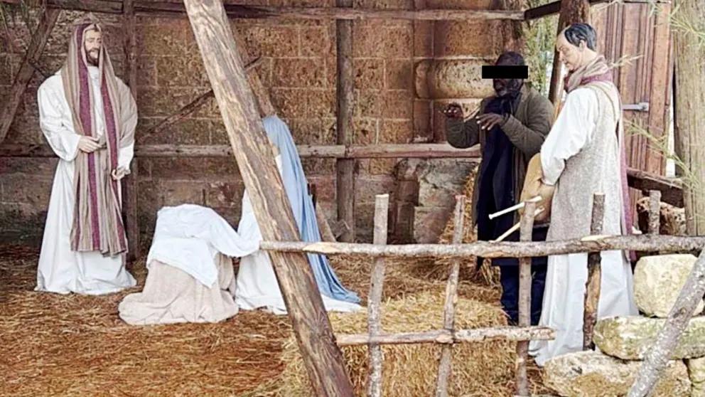 一名天兵通緝犯（右二）假扮雕像，試圖躲避警方追緝。（翻攝X@nexta_tv）