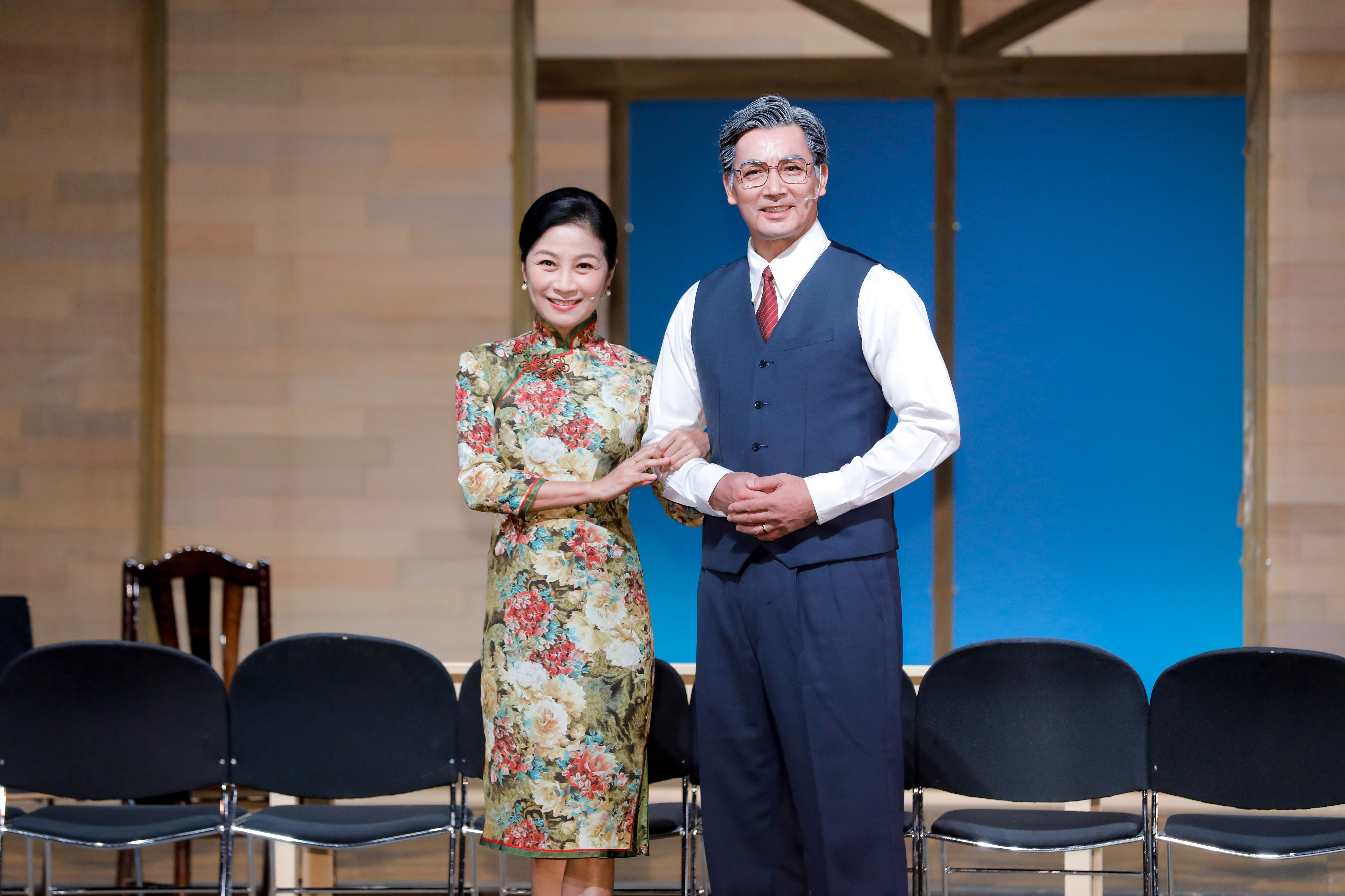 伊正首次挑戰舞台劇，和方文琳演夫妻，方文琳笑說伊正太高大經常推不動他。
