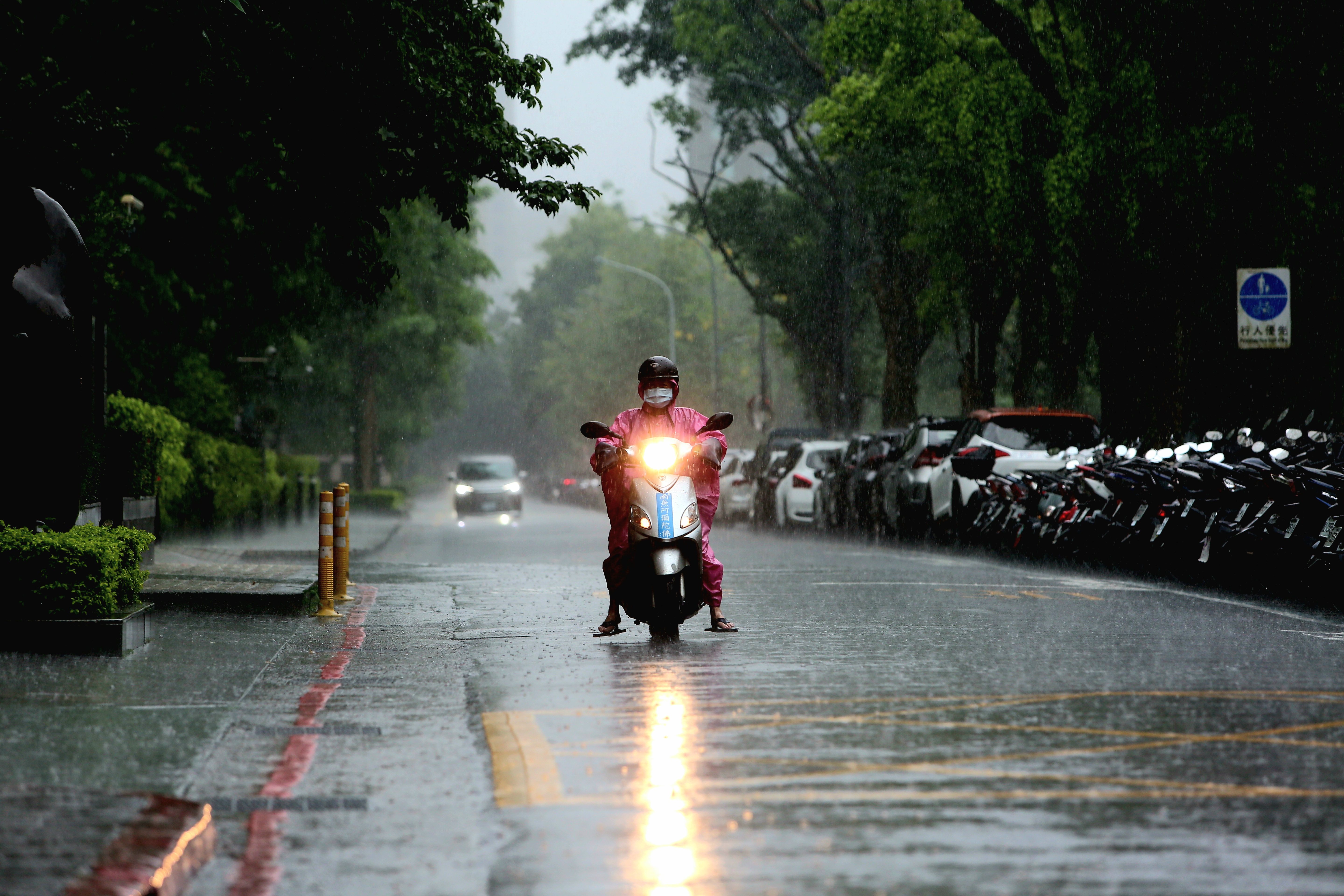 近日雨彈開炸，氣象粉專「台灣颱風論壇─天氣特急」指出，累積雨量以高雄六龜540毫米居冠。（鏡報姜永年）