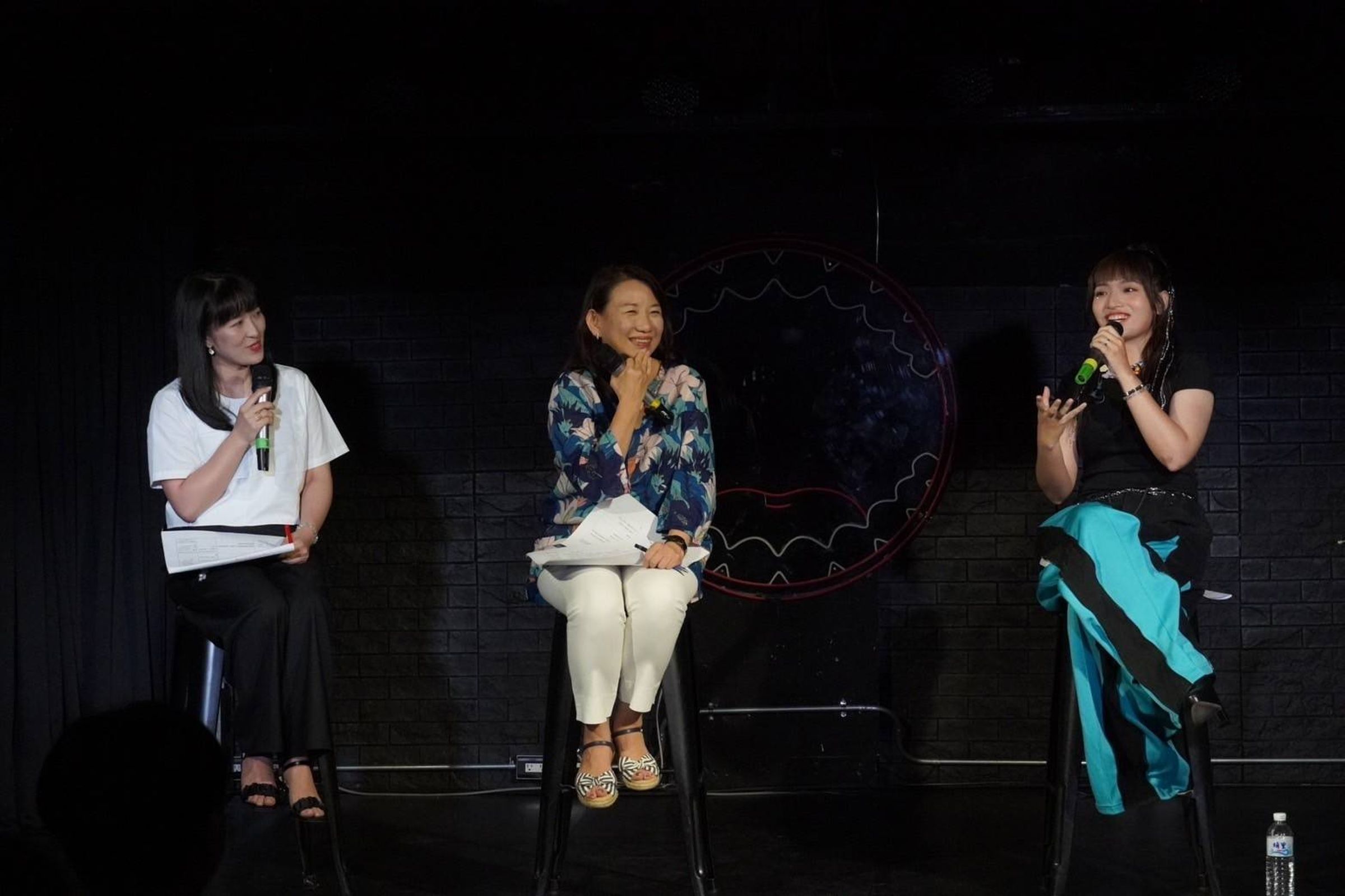 桃子(右起)、羅美玲、山田摩衣出席新二代歌手講唱會。(民進黨提供)
