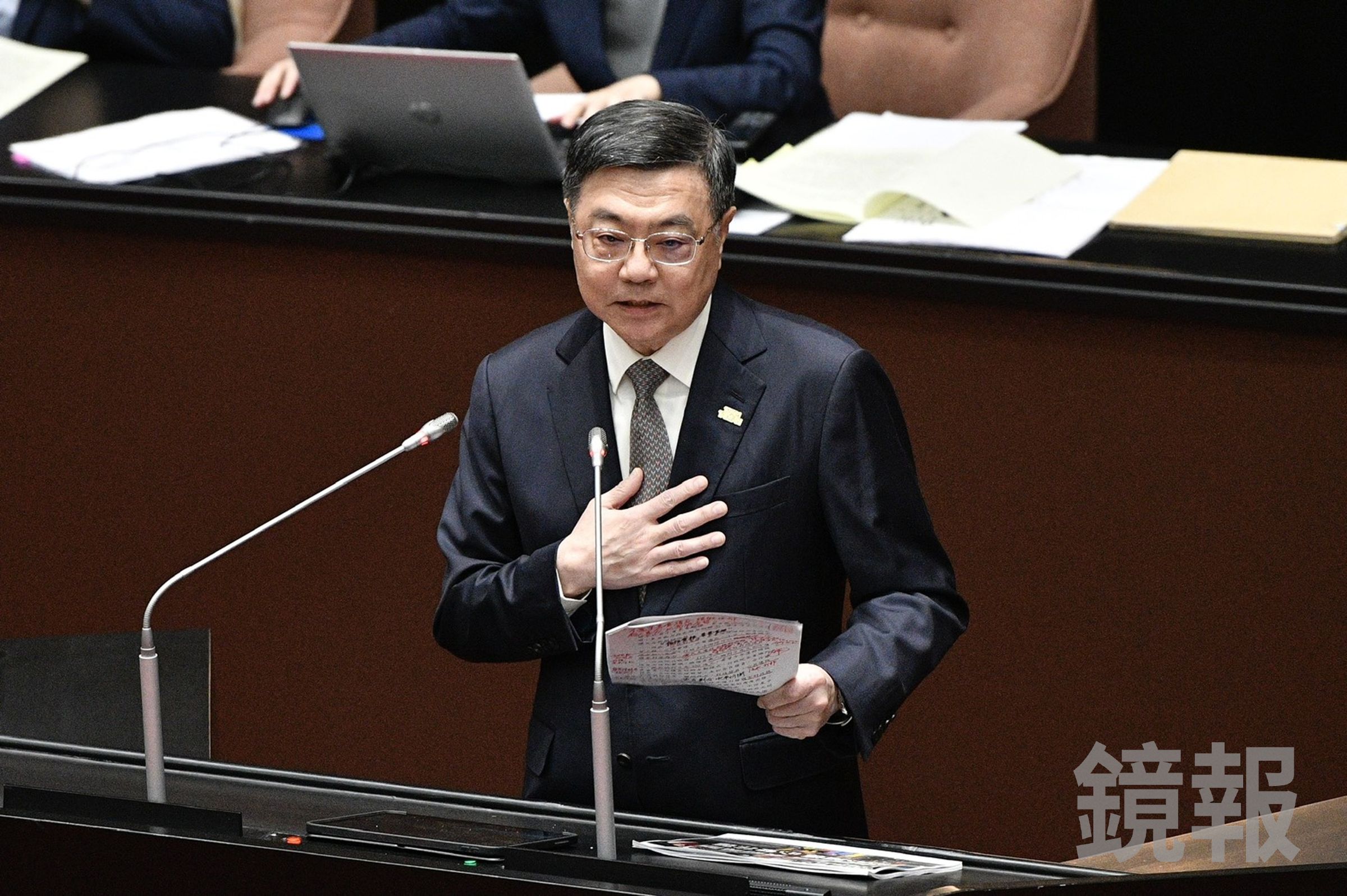 行政院長卓榮泰表示,這位志工是救災英雄,將給予最高慰問。(鏡報李智為)