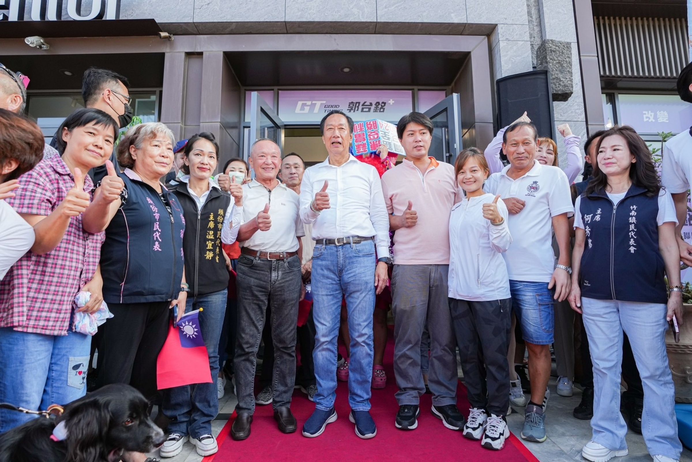 「郭賴配」連署開跑邁入第3週,傳連署狀況並不理想。圖為郭台銘苗栗頭份市連署站。(郭台銘團隊提供)