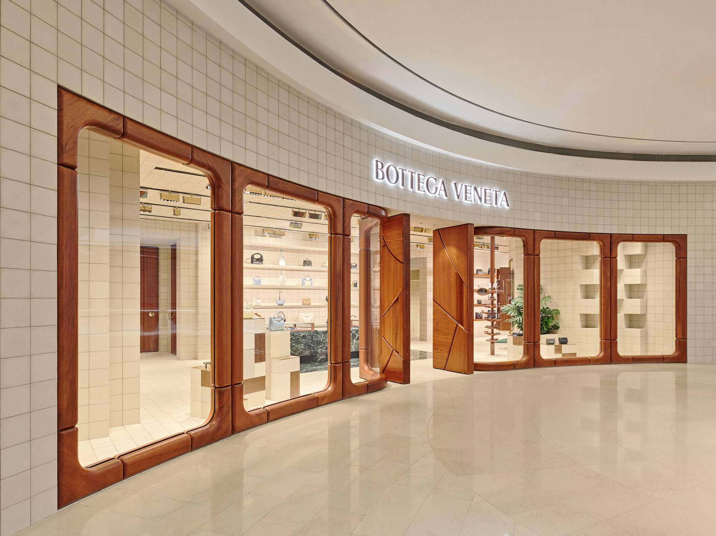 BOTTEGA VENETA台北101旗艦店占地約百坪,以義式生活美學打造空間概念。(BOTTEGA VENETA提供)