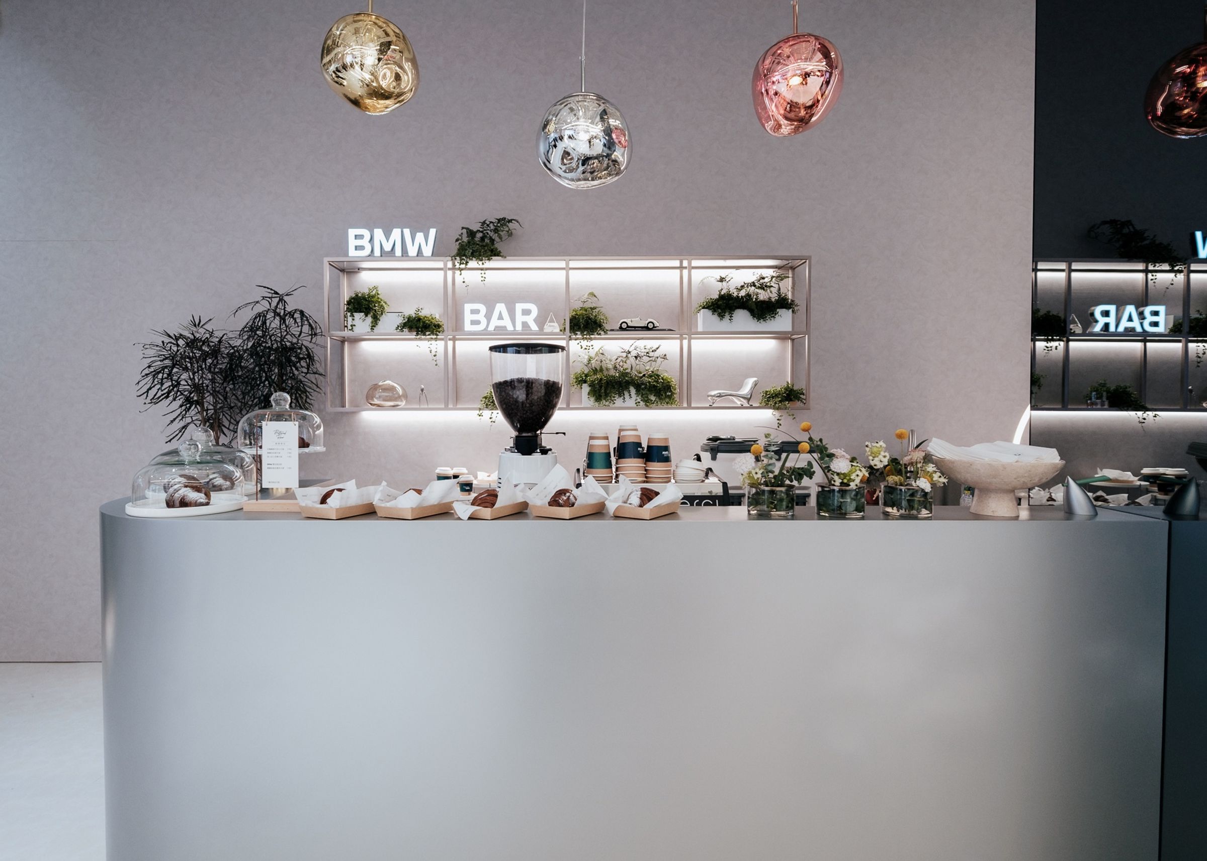 「FREUDE by BMW」品牌概念店亦特別為BMW風格愛好者規劃極具潮流品味的專屬休憩空間。來賓可在此片刻放鬆，愜意享受BMW精心策劃，與多間知名餐廳包含Buttered Flour、BRUN不然、TEN THOUSAND攜手推出的期間限定餐點，細細品味與BMW共度的每一段精采時光