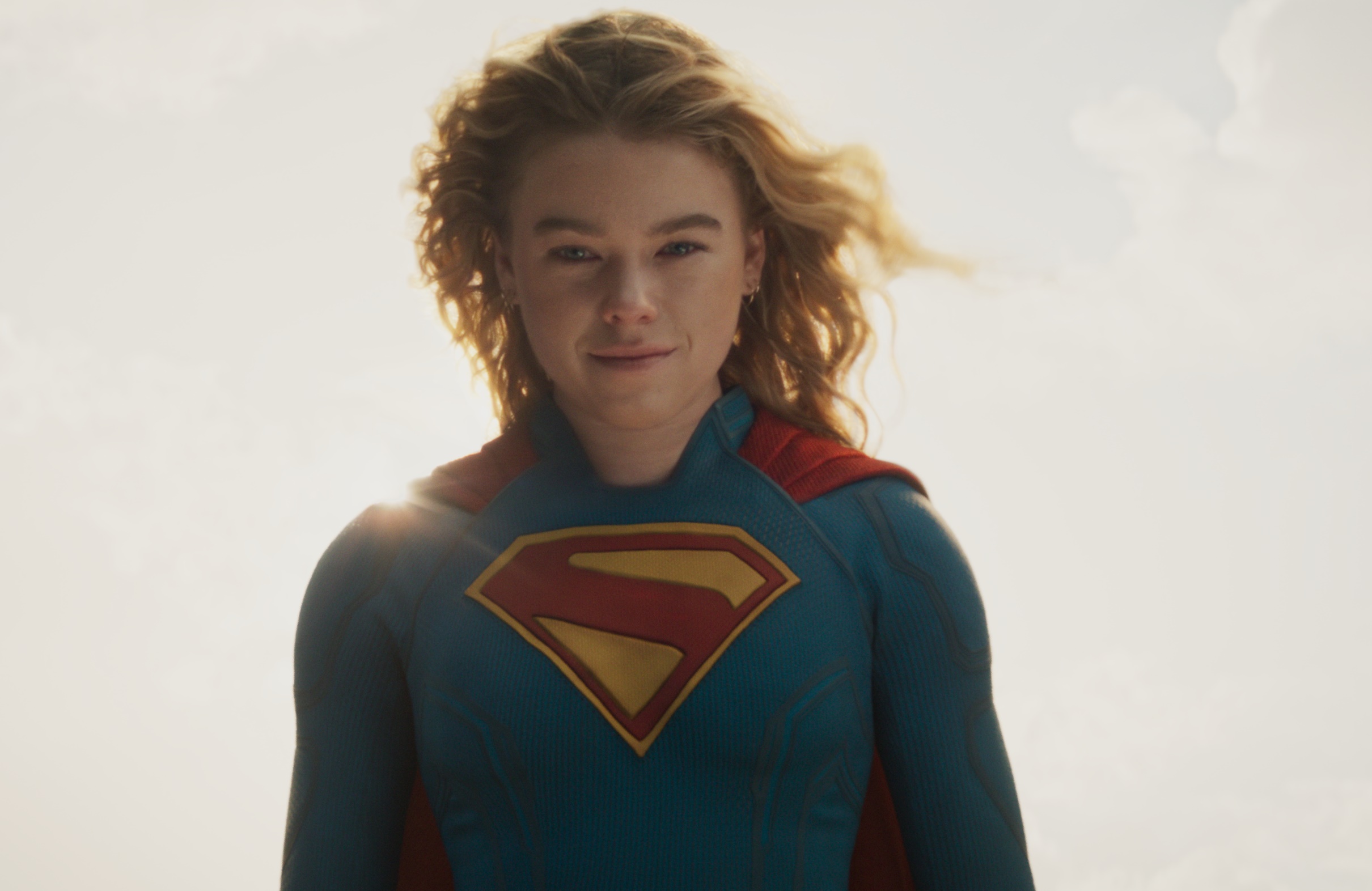 超人制服換人穿啦！這次是《超少女》卡拉佐艾爾正式在大銀幕上亮相。（華納兄弟提供）