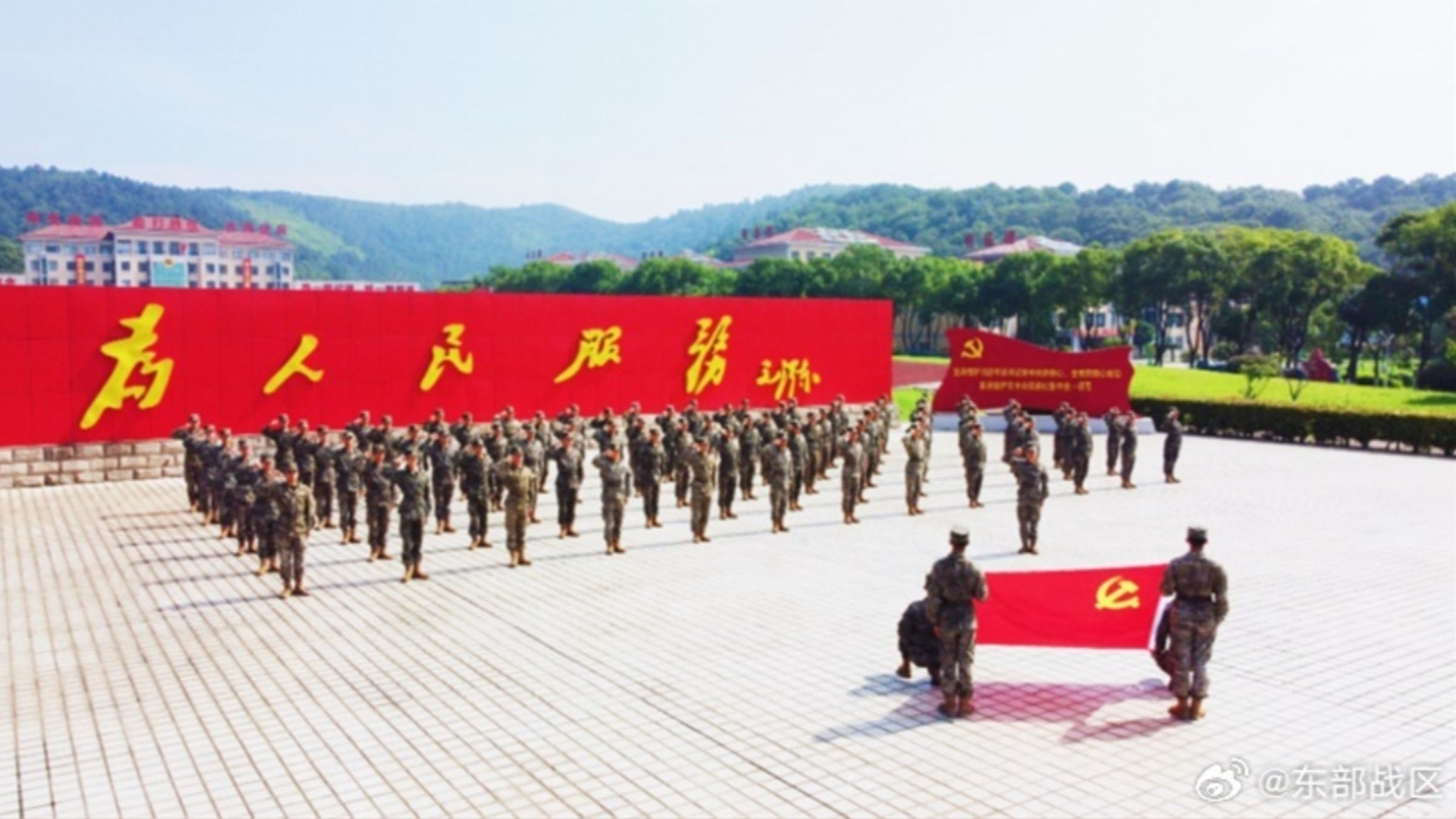 小草喊投誠解放軍，作家顏擇雅則指出歷史上投誠中共的下場十分慘烈。（解放軍示意圖，翻攝自微博）