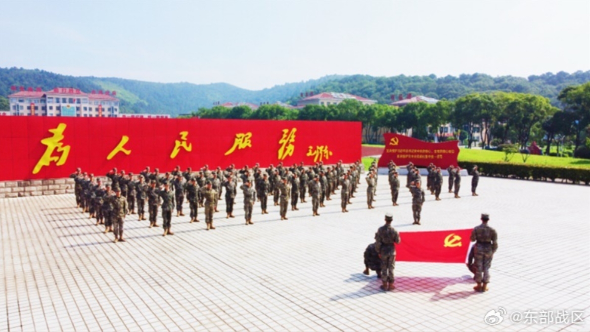 小草喊投誠解放軍，作家顏擇雅則指出歷史上投誠中共的下場十分慘烈。（解放軍示意圖，翻攝自微博）