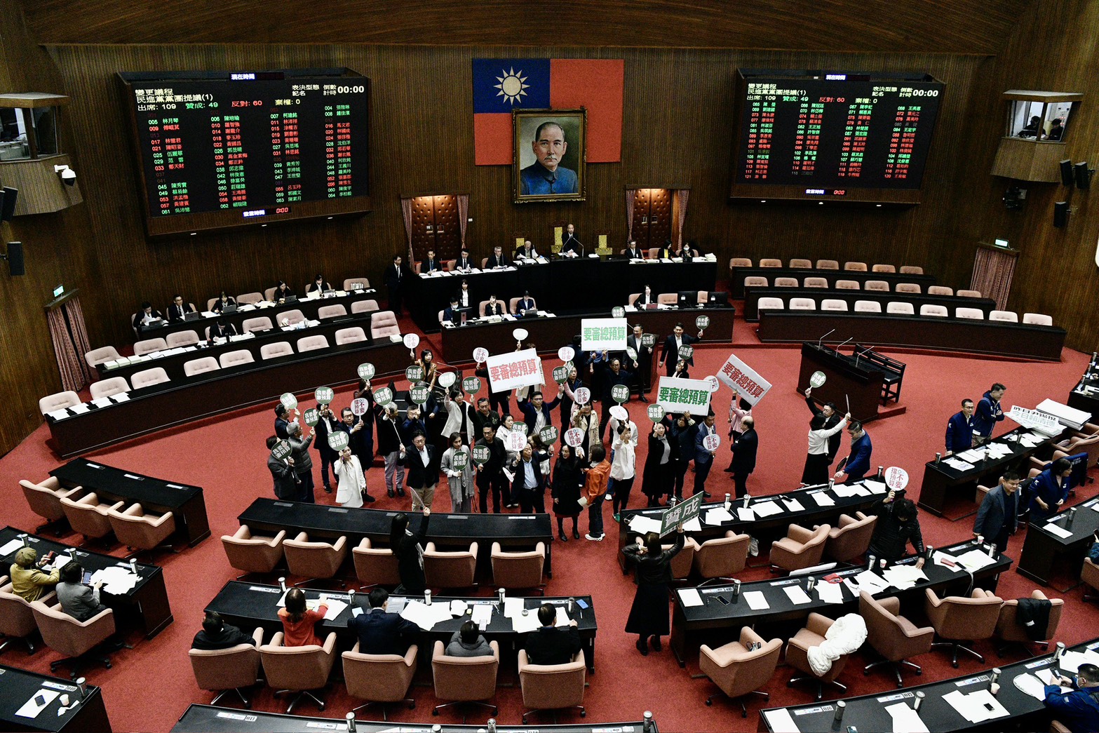 台灣立法院朝野對立僵持，民眾黨批民進黨欠缺勇氣重新選舉。（鏡報李智為）