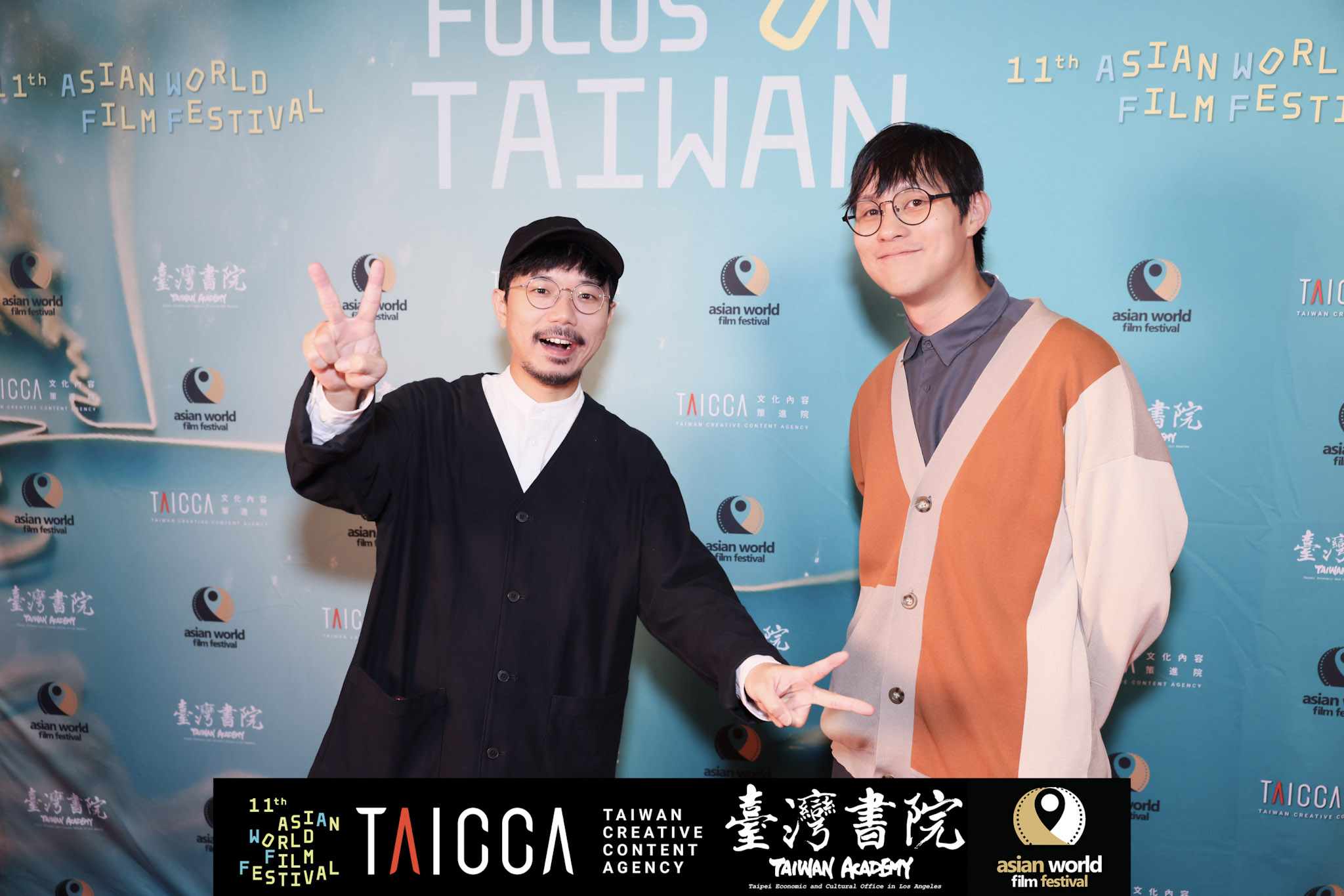 《A面：我的一天》導演温景輝（左）編劇陳宥升（右）現身亞洲國際電影節紅毯。（文策院提供）