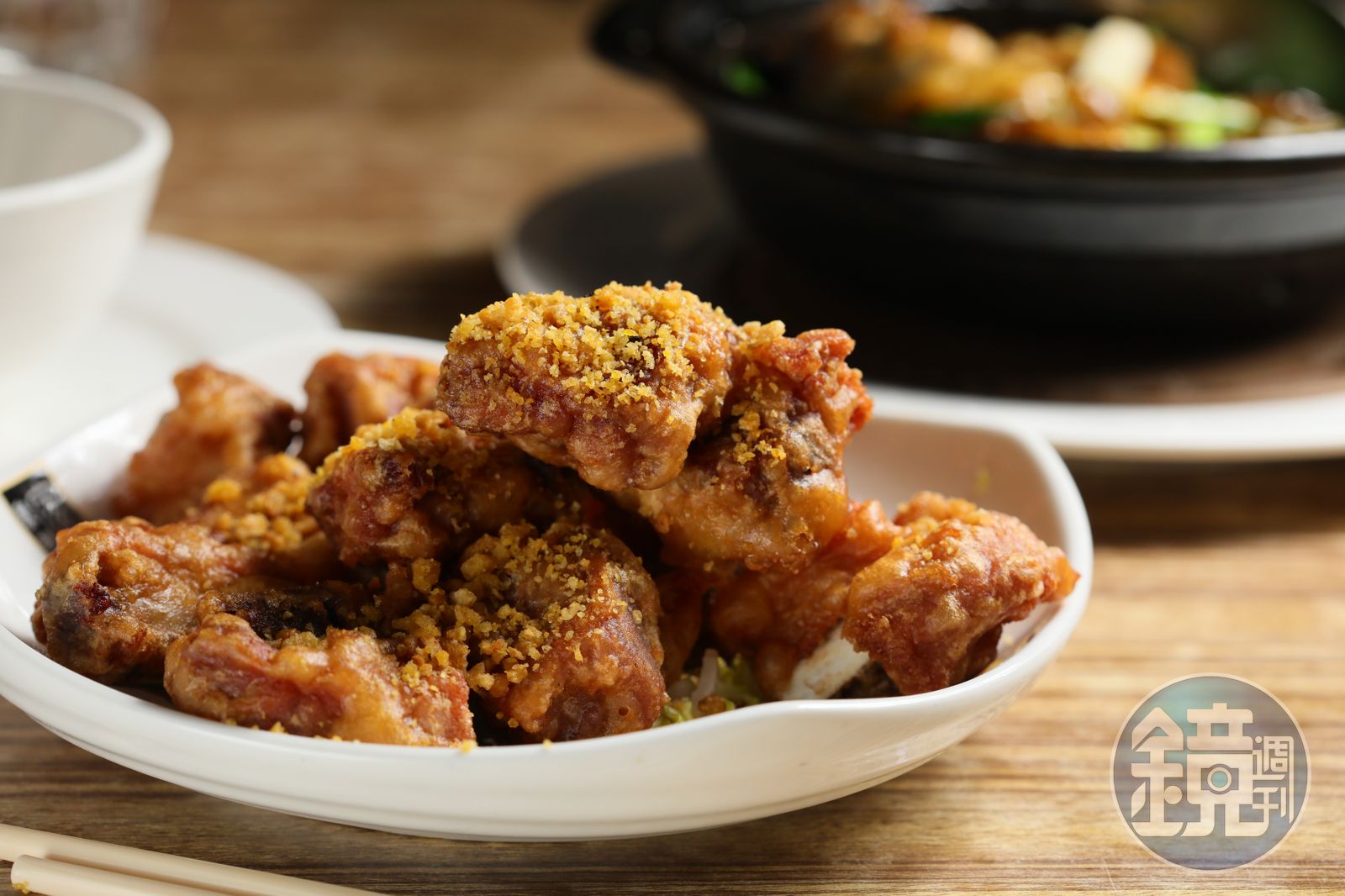 一口咬下便肉汁噴發的「金牌蒜香骨」，是招牌菜之一。（港幣98元／份，約NT$370）