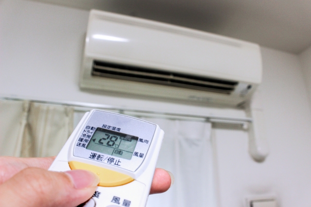 一名網友開「除濕模式」想同時解決潮濕跟悶熱問題，卻沒想到下期帳單嚇壞他。示意圖。（翻攝自photoAC）