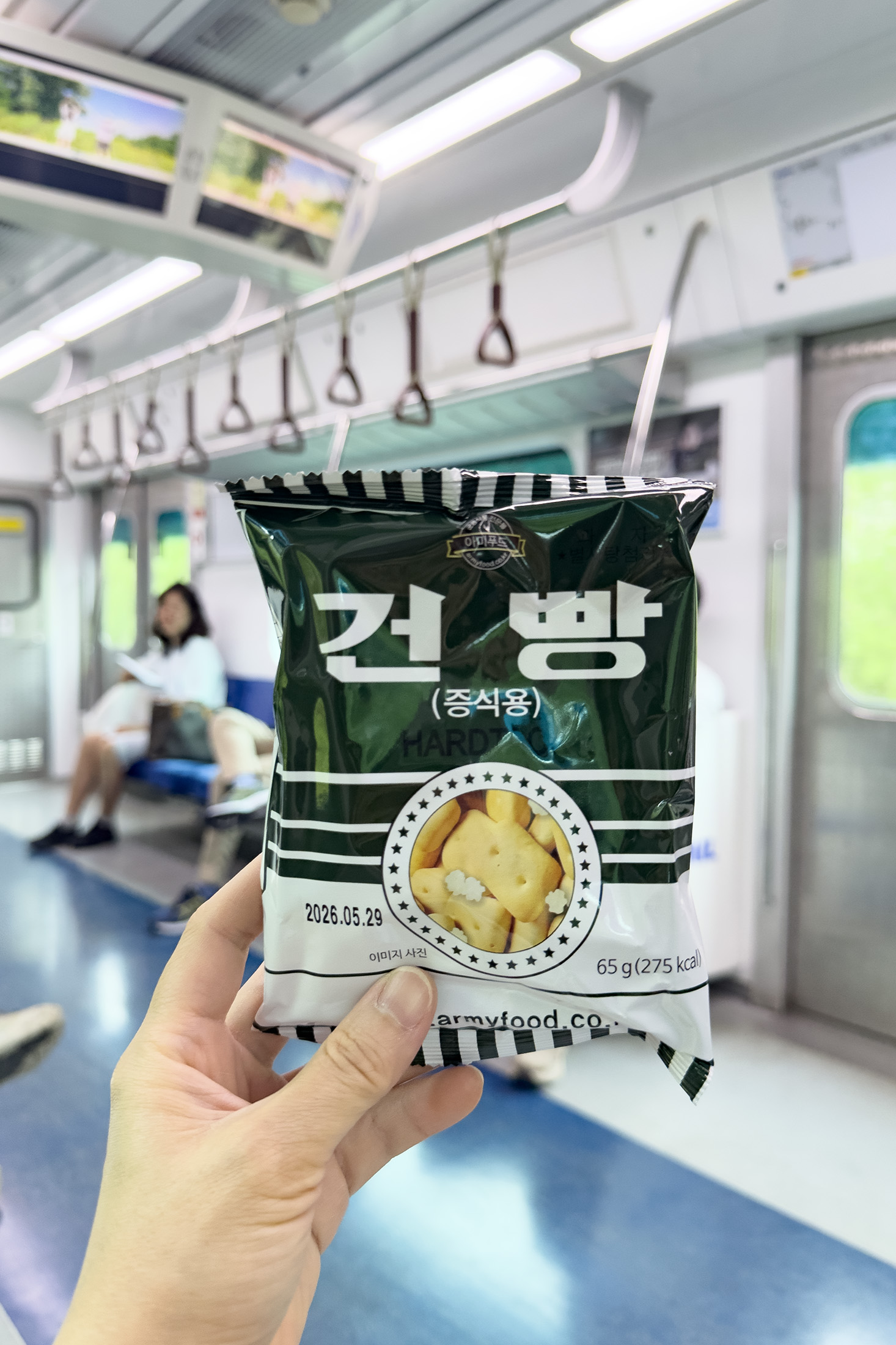 有獎徵答的獎品是韓國軍用口糧餅乾，口感香酥，讓旅途充滿意外的趣味。