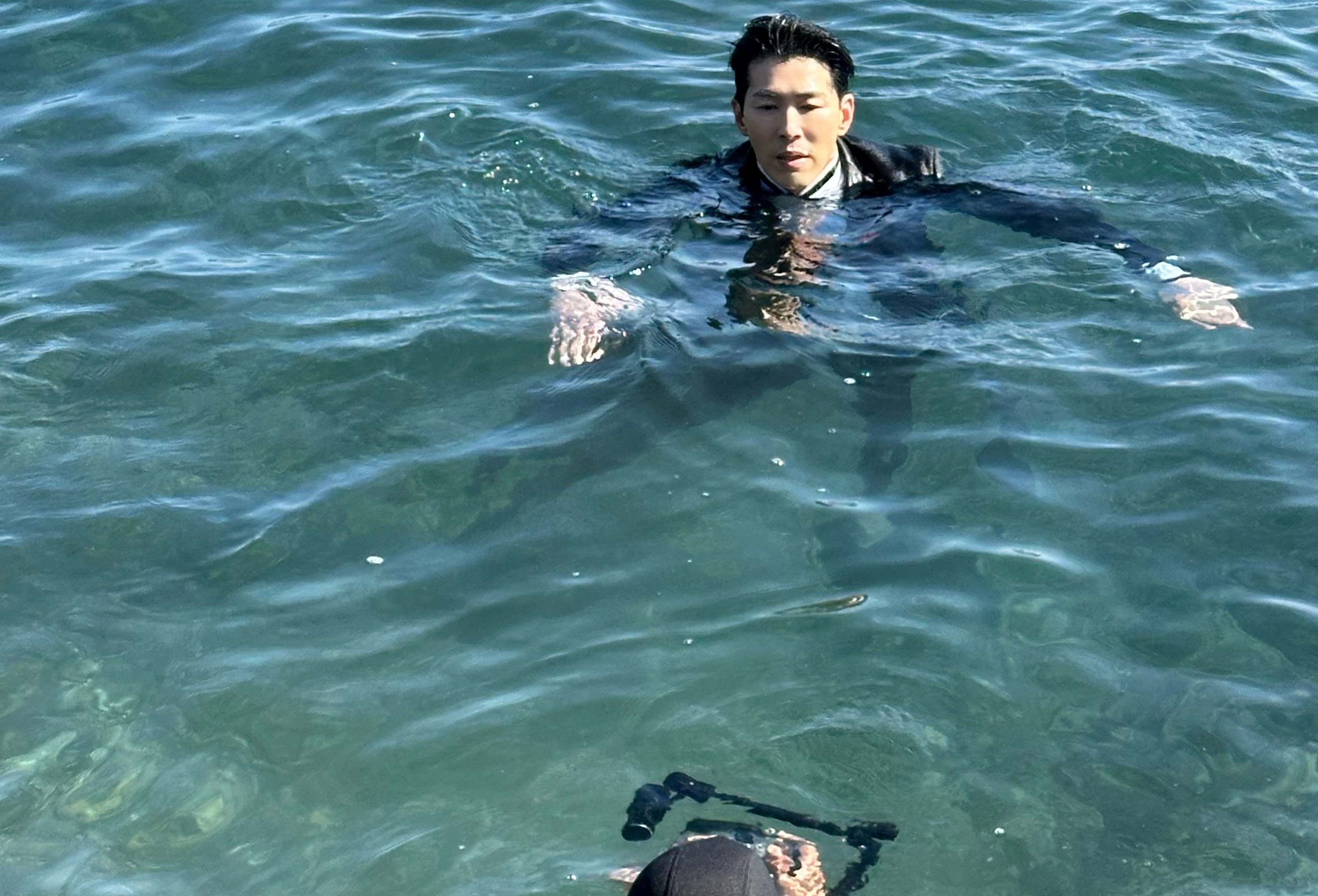 黃少祺穿防寒衣自保。（三立提供）