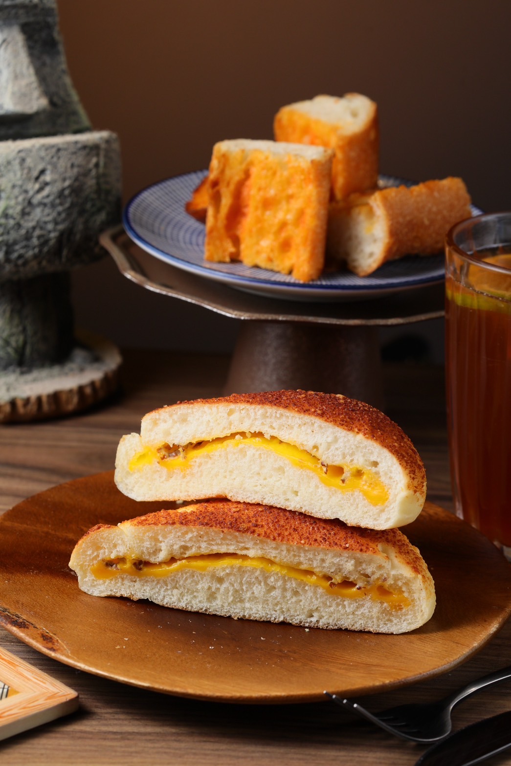 除了甜口味，也有「法國明太子」（前，45元／個）與「芥末子起司」（前，45元／個）等鹹香風味的麵包可以選擇。
