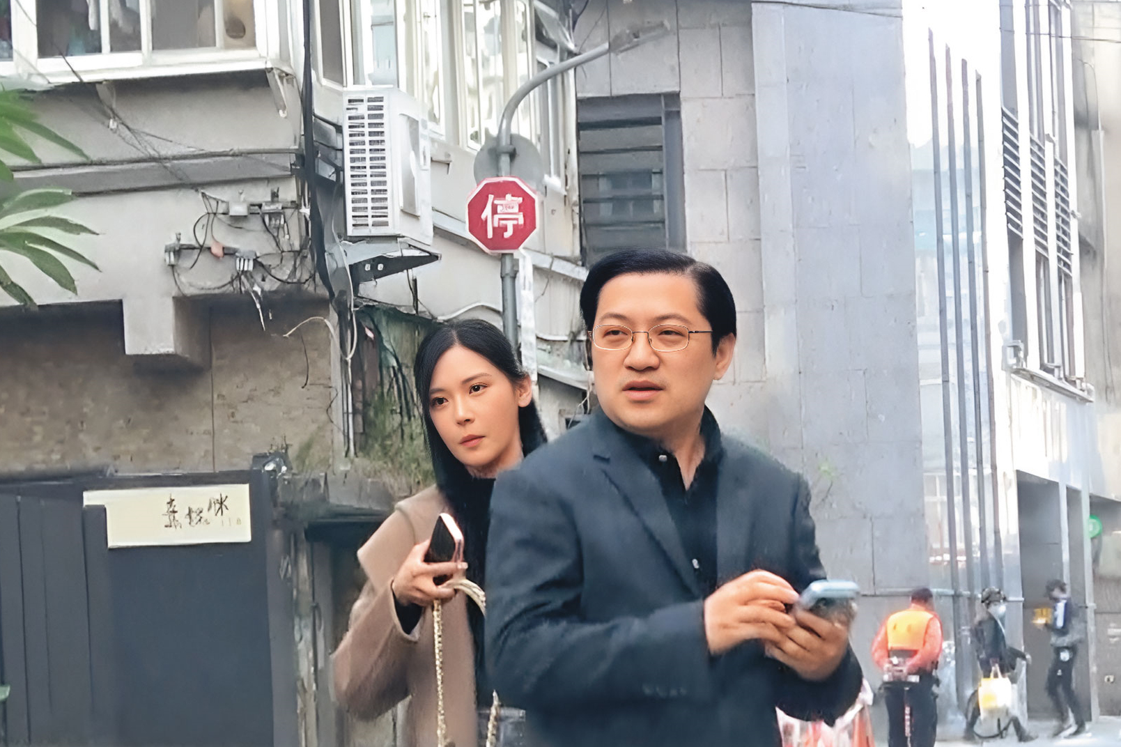 1/29，14:35，今年1月底，本刊直擊梁為超（右）、許玲玲（左）一起到北市高檔日式料理店與友人餐敘。