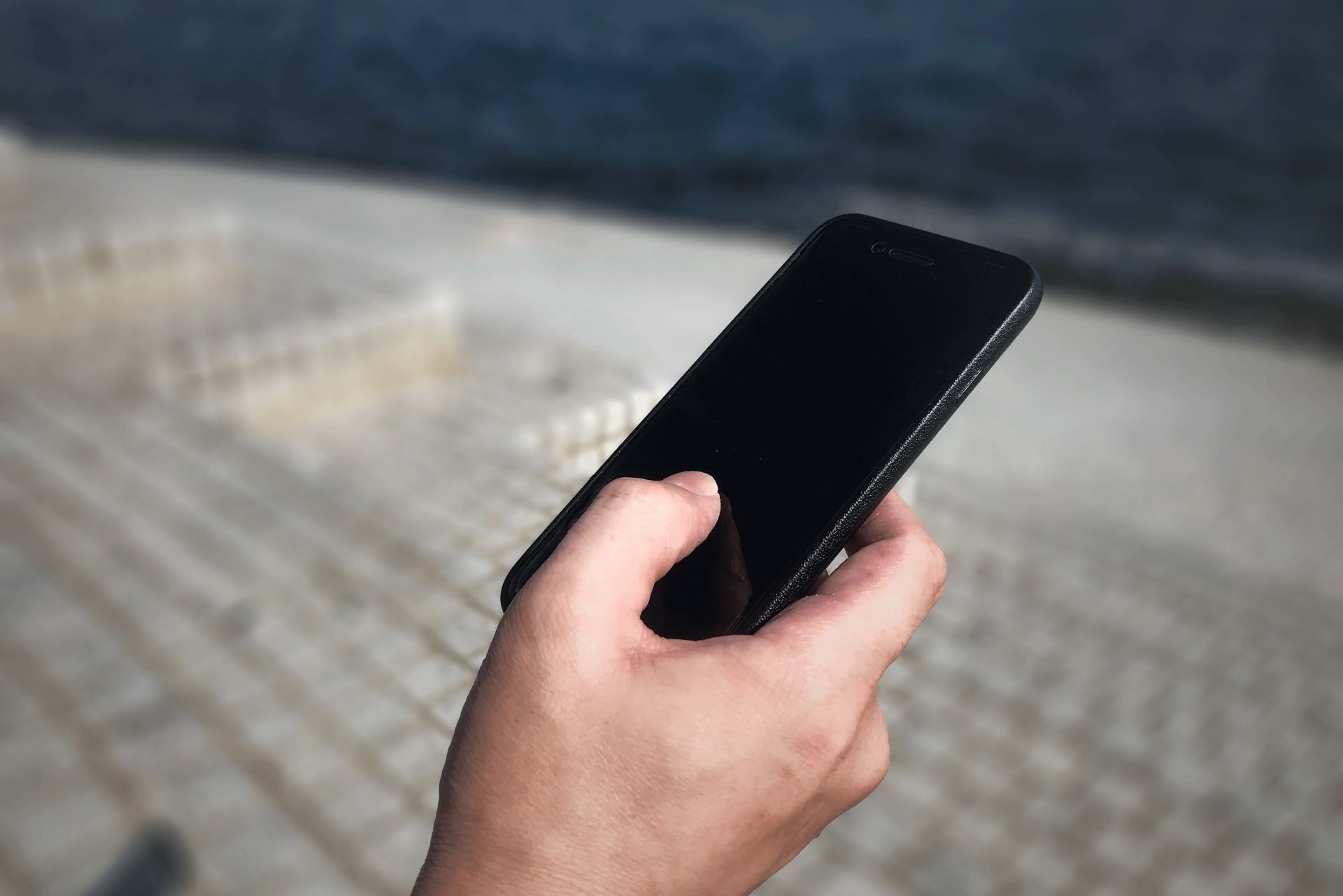 男子好心把手機借給12歲的小孩子聯絡父母，沒想到一秒被轉走16萬，損失慘重。 （示意圖，photoAC）