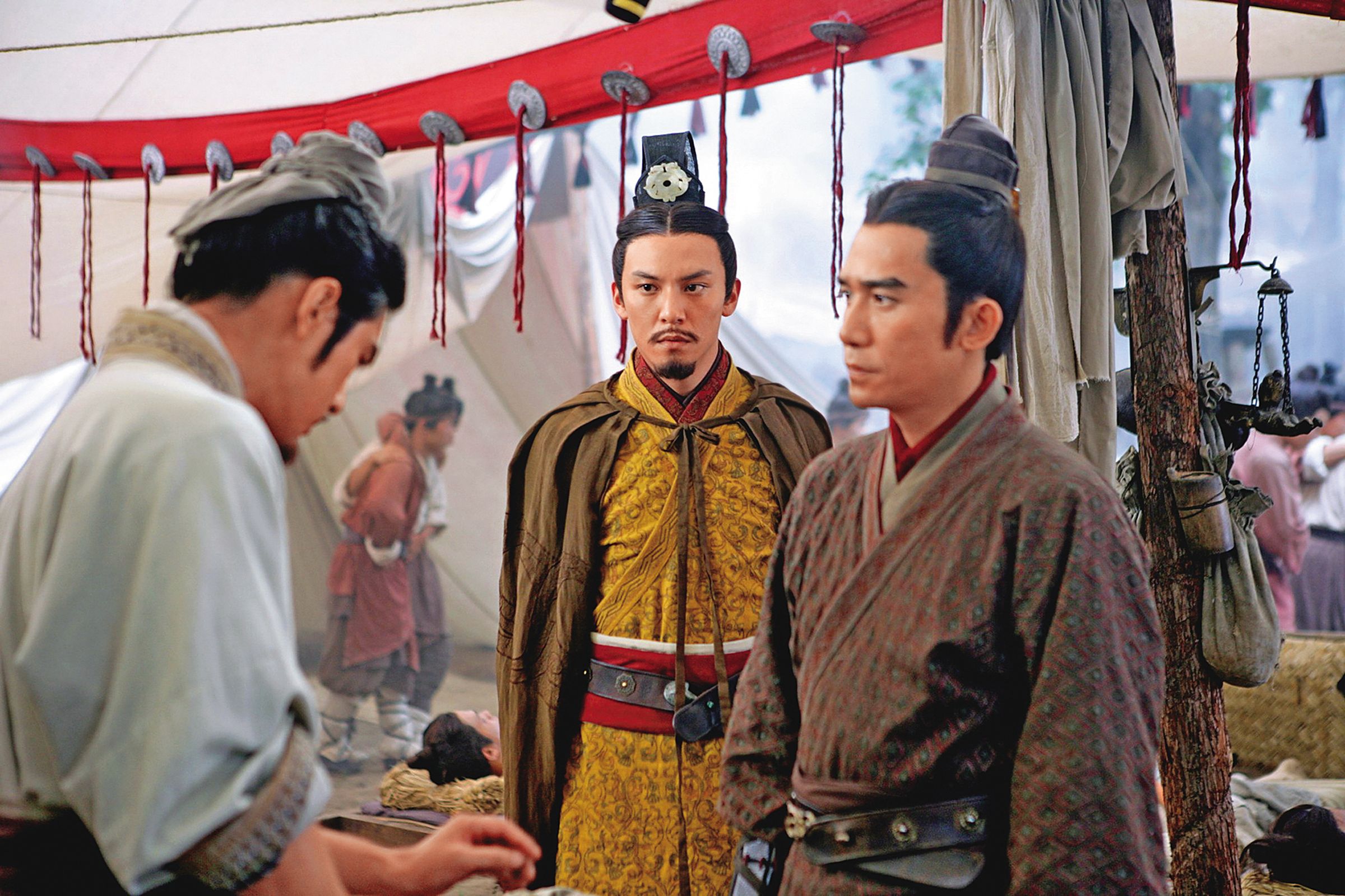 吳宇森導演的《赤壁》一片中,梁朝偉(右)飾演周瑜,張震(中)演孫權,師兄弟變成君臣。(東方IC)