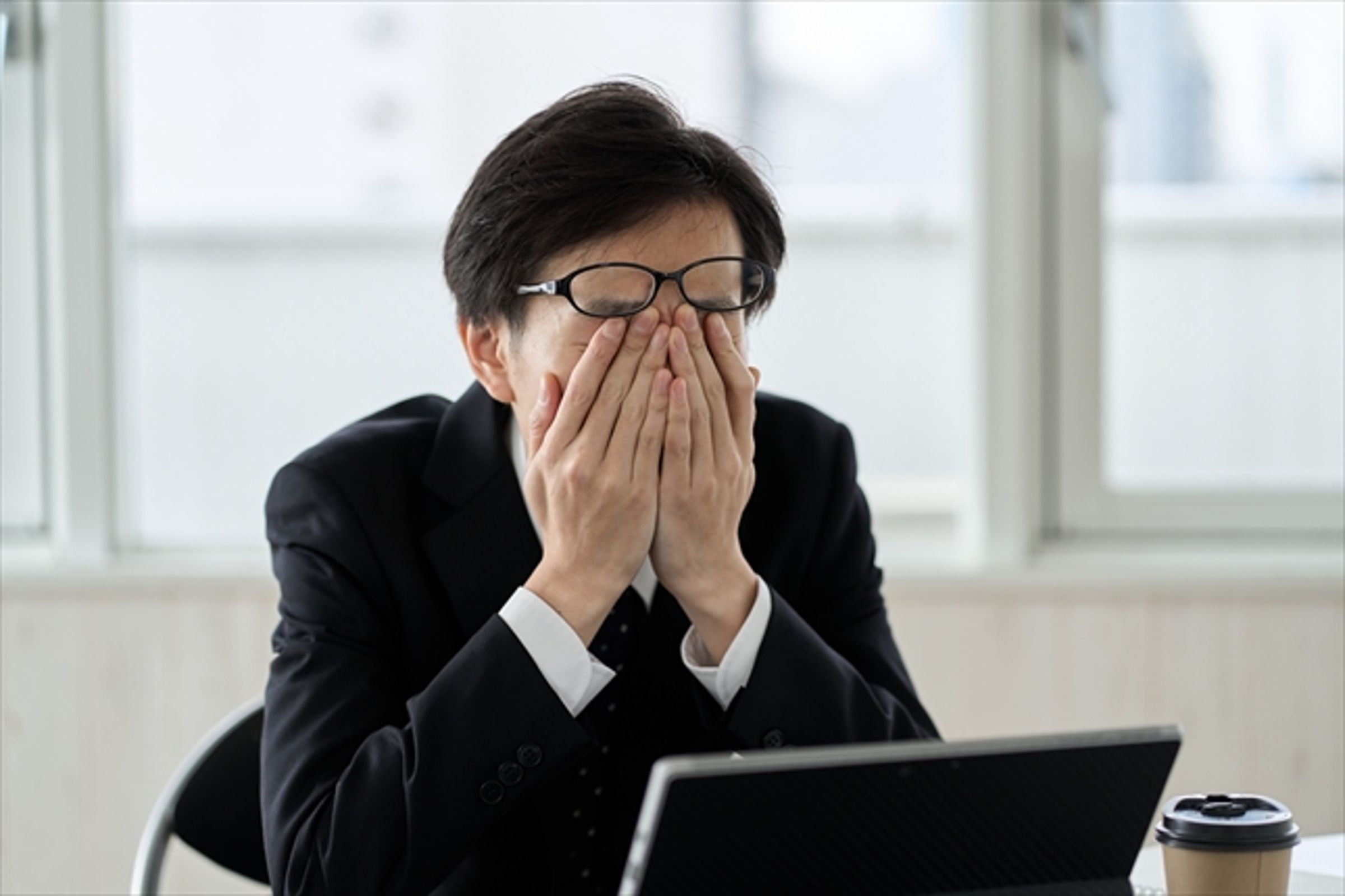 一名網友為了籌備婚禮休假,沒想到卻收到老闆連環訊息轟炸。(示意圖,photoAC)