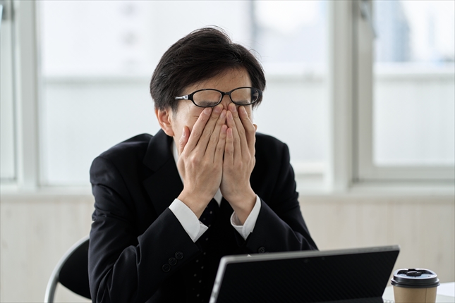 一名網友為了籌備婚禮休假，沒想到卻收到老闆連環訊息轟炸。（示意圖，photoAC）