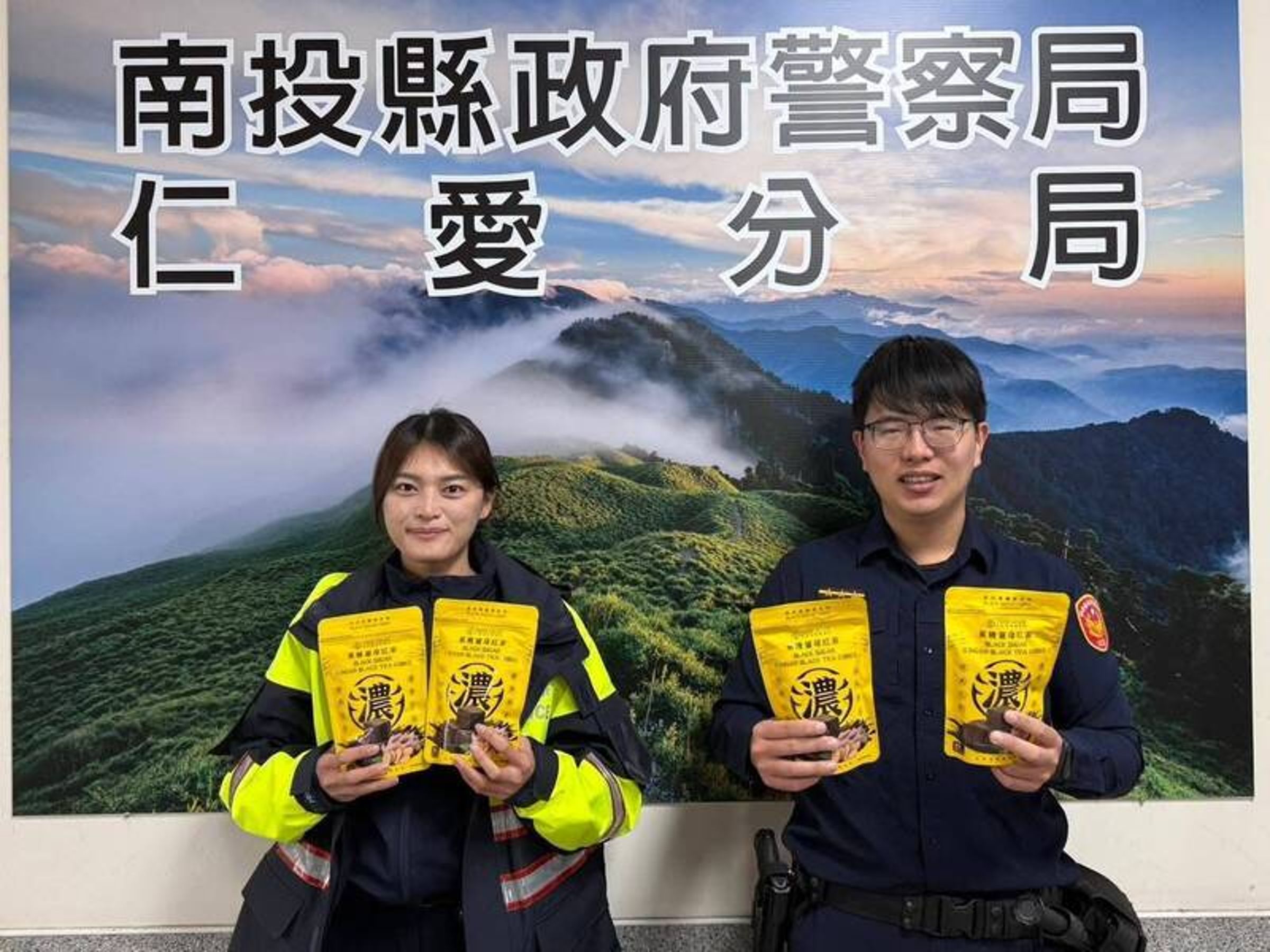 南投縣警局仁愛分局收到吳姓女子寄送300袋薑母紅茶,備感溫暖。(警方提供)
