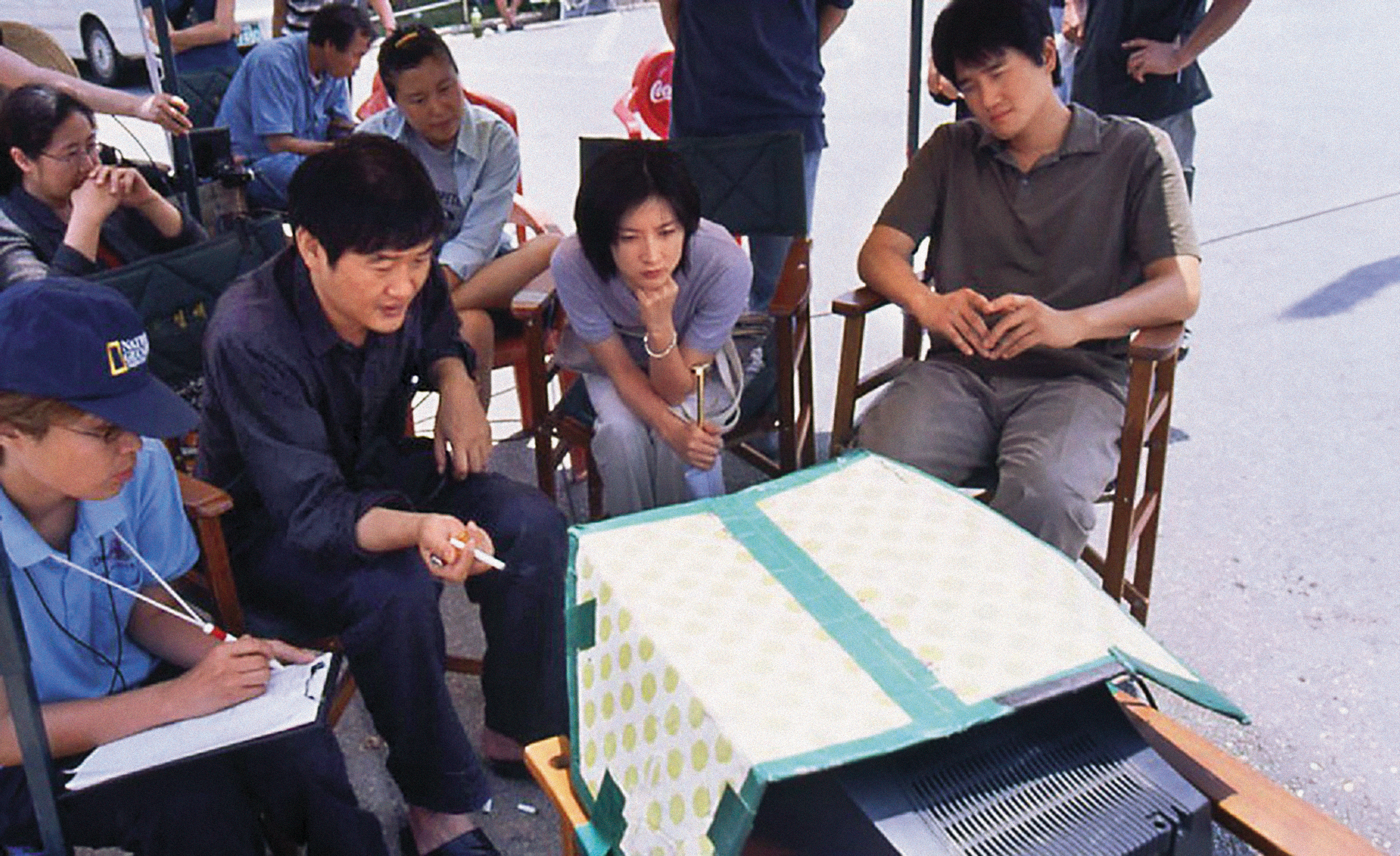 導演許秦豪(左2起)在《春逝》片場和李英愛、劉智泰積極對話來替角色塑型,片中不少經典場面、台詞就此誕生。(翻攝自KMDb)