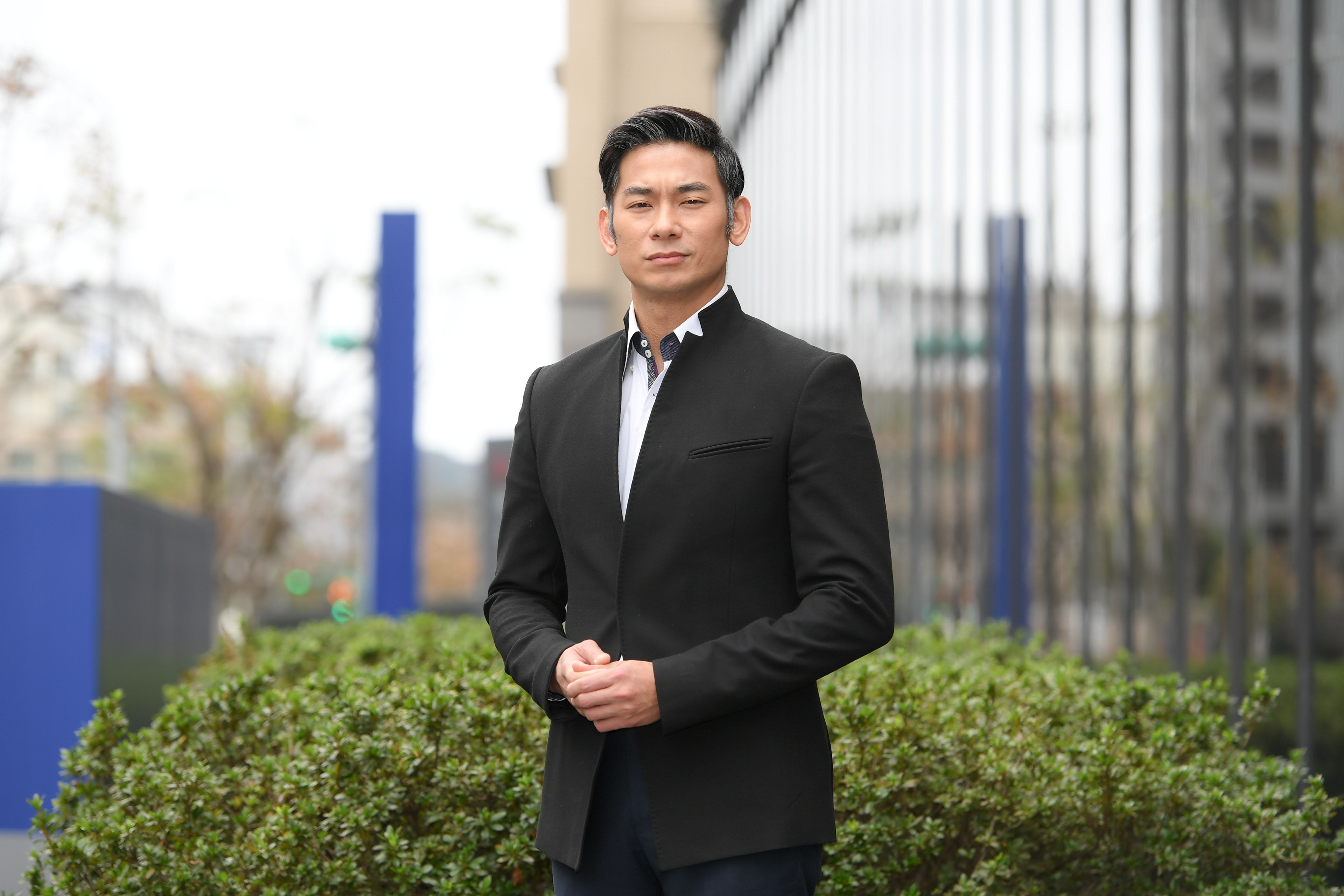 亮哲難得演出長輩。(三立提供)