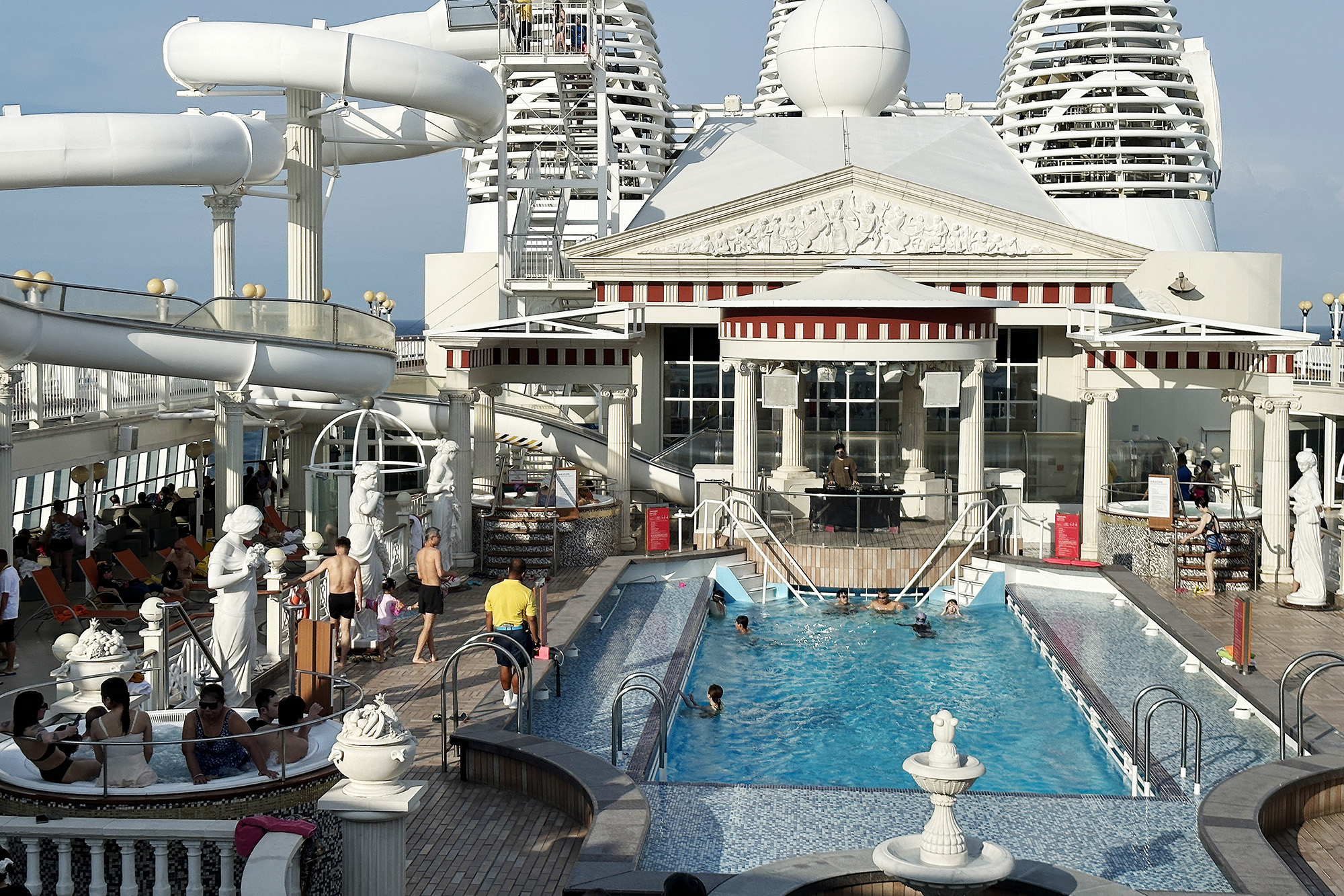 「名勝世界壹號」將在今年暑假推出14趟以台灣為母港，前往日本沖繩與九州的2至5晚航次。