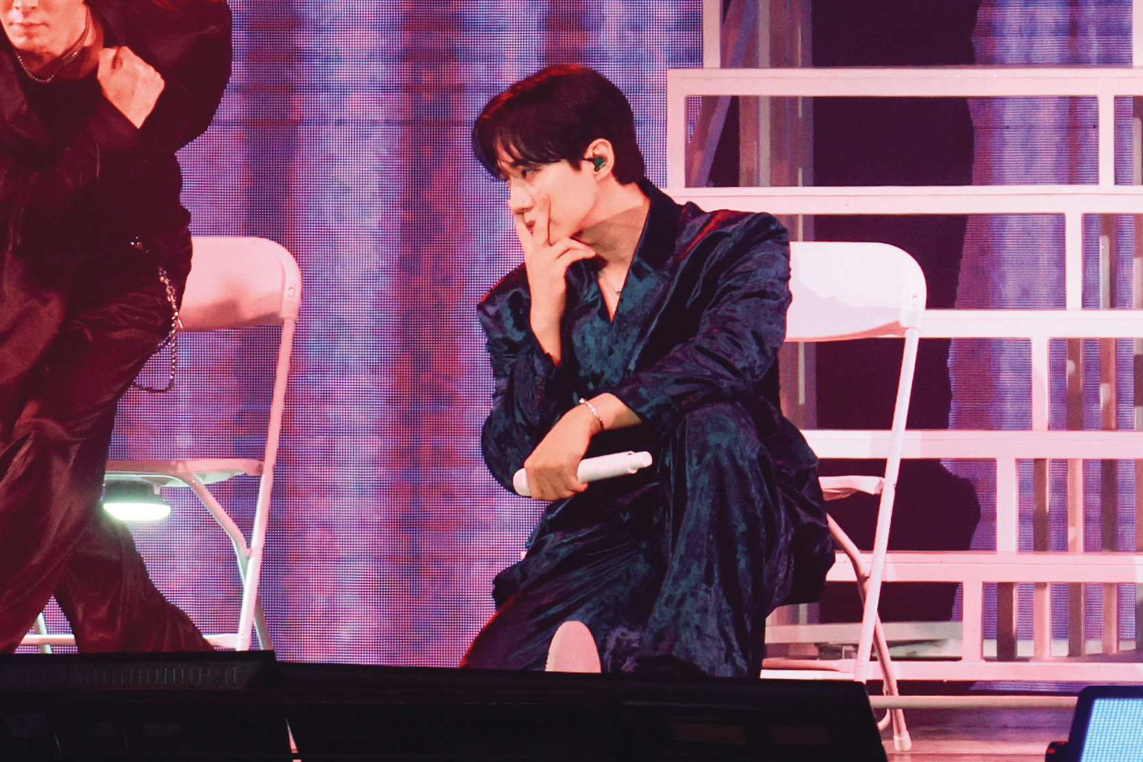 李俊昊捂唇太性感，這張嘴說什麼小編都信。