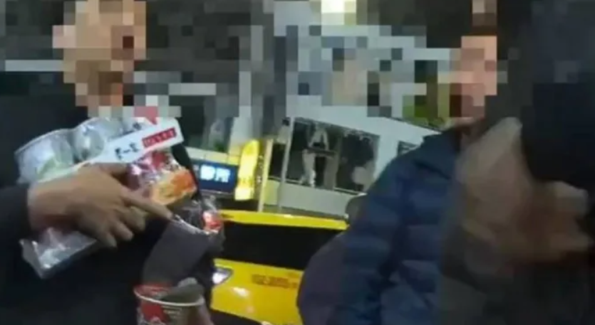 39歲蔡姓男子抱泡麵跟其他3人互罵，警方出面調解。