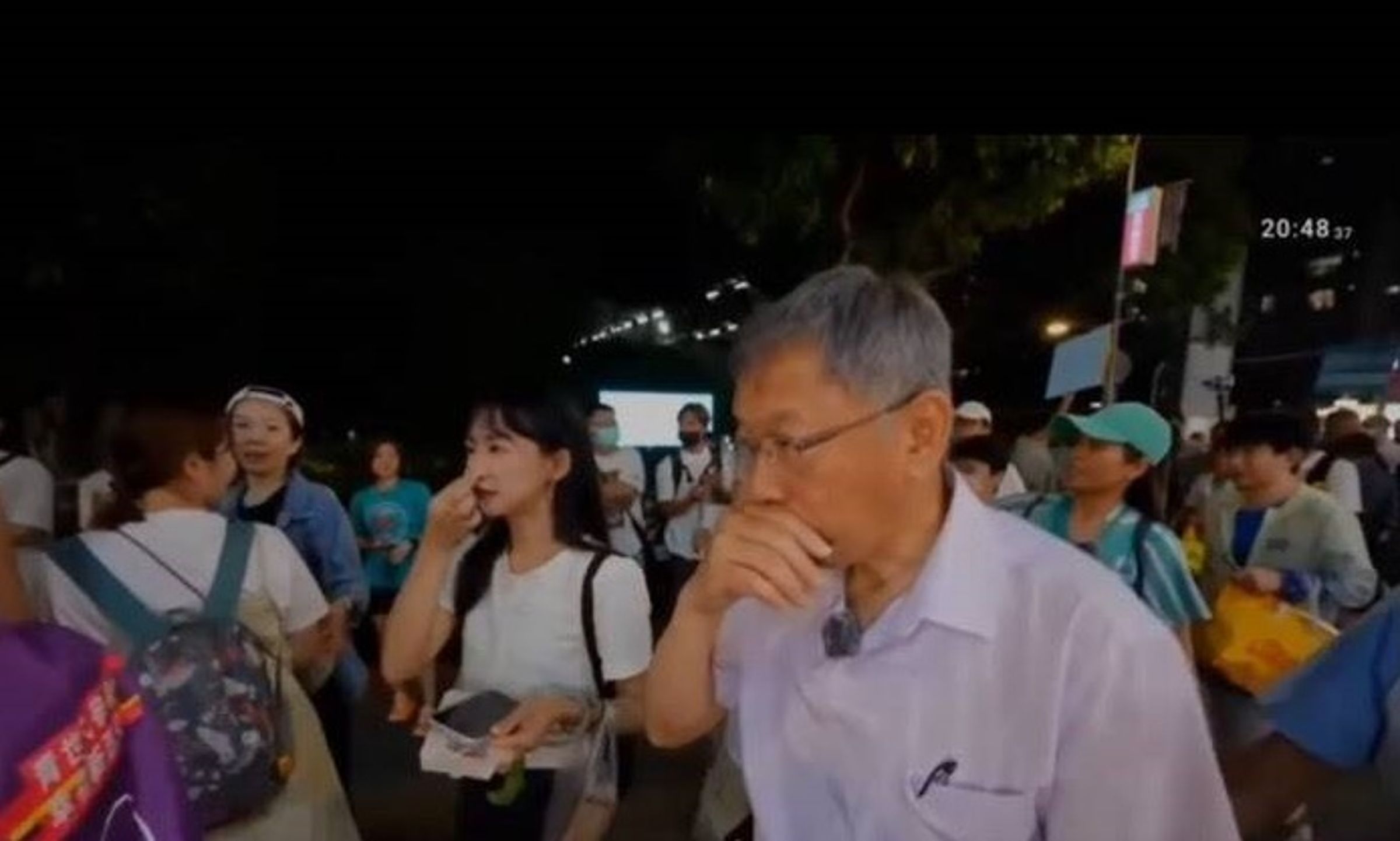 民眾黨前主席柯文哲昨(17日)晚間陪同參選人劉芩妤至逢甲夜市掃街,遭2名騎機車不明人士近距離噴灑辣椒水後逃逸。(翻攝自劉芩妤臉書)
