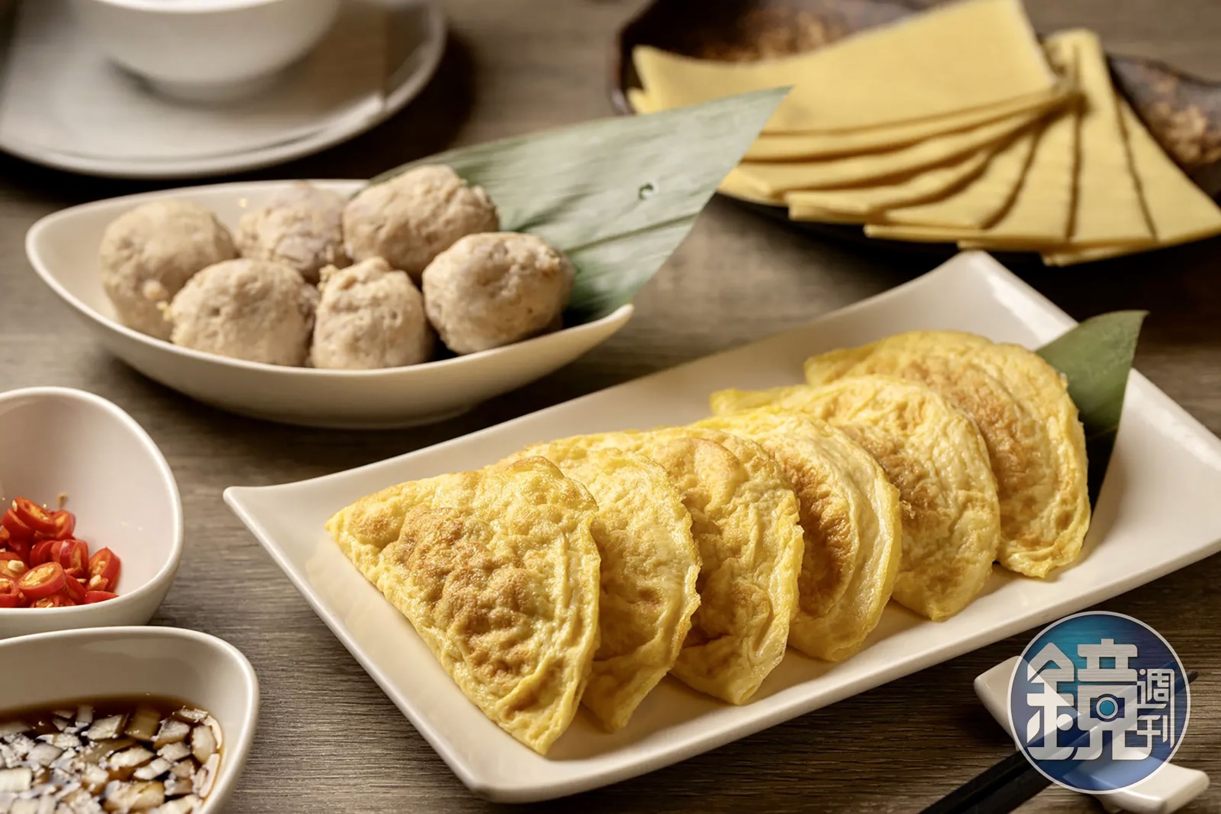 「手工蛋餃」「芋頭丸」與「黃金千張紙」都是超人氣配料。(120~180元/份)