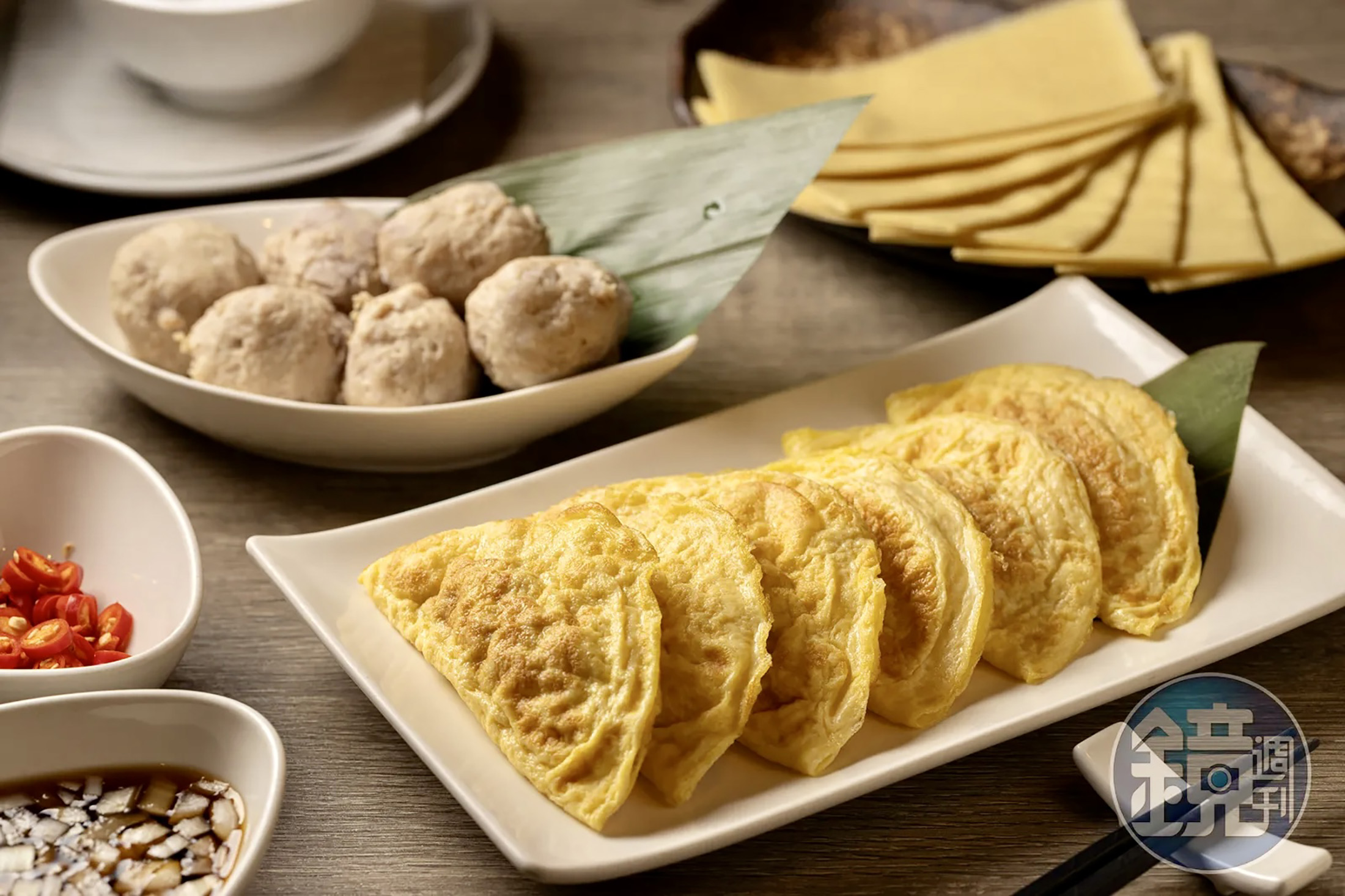 「手工蛋餃」「芋頭丸」與「黃金千張紙」都是超人氣配料。（120～180元／份）
