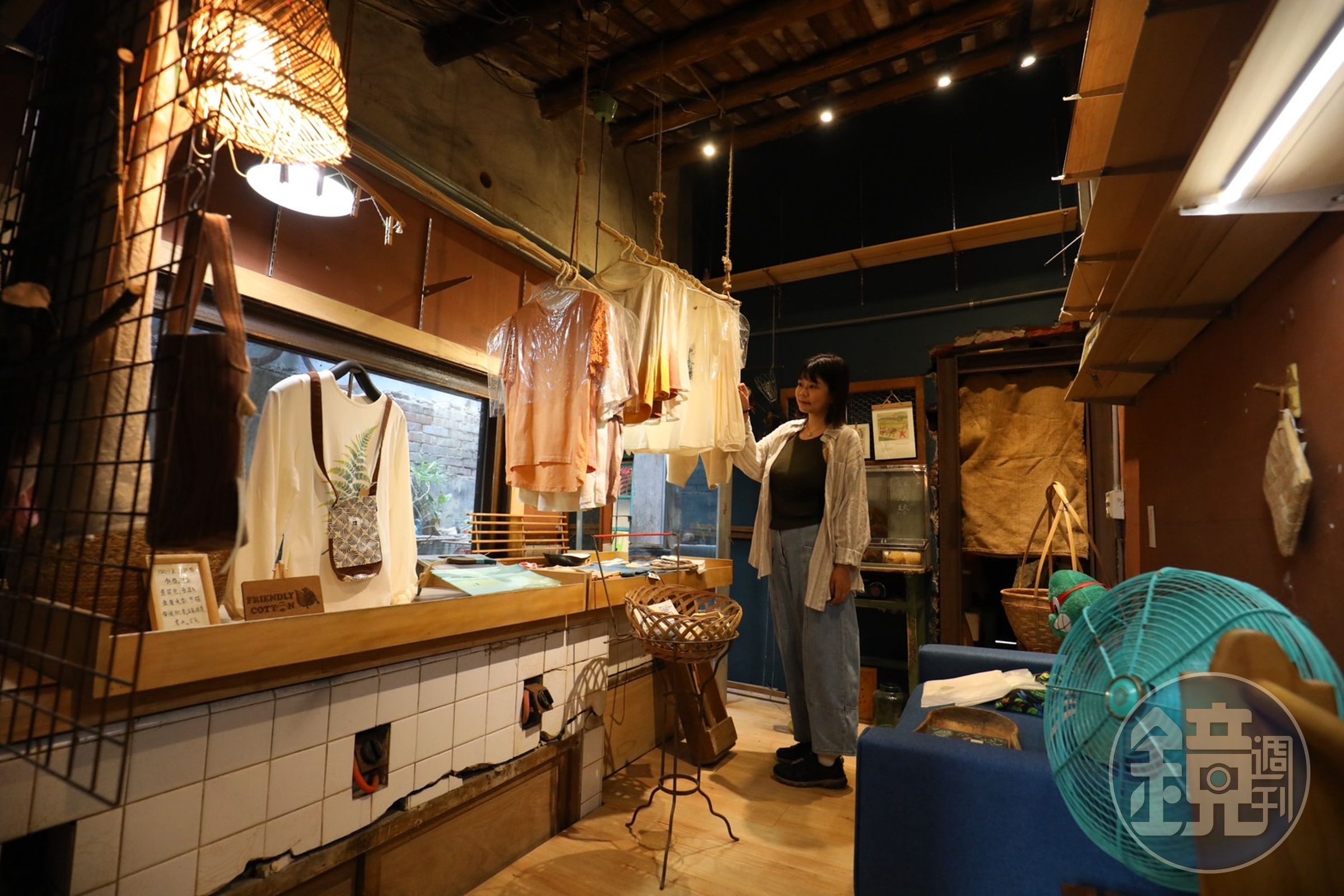 走到店內最深處，竟還有另一間房間，展售棉質服飾、布包等選品。 