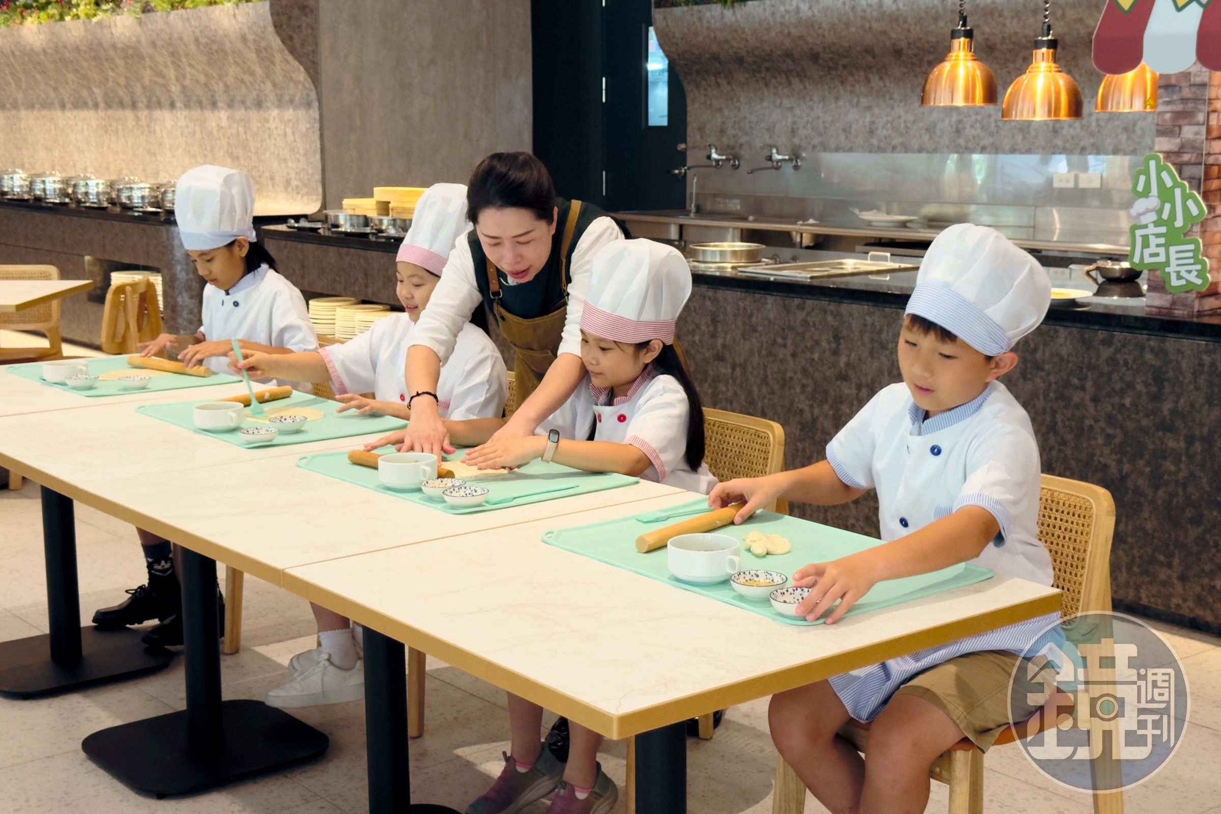 週末限定的「小小店長」蔥油餅DIY,讓小朋友在手作中體驗樂趣。(300元/人)