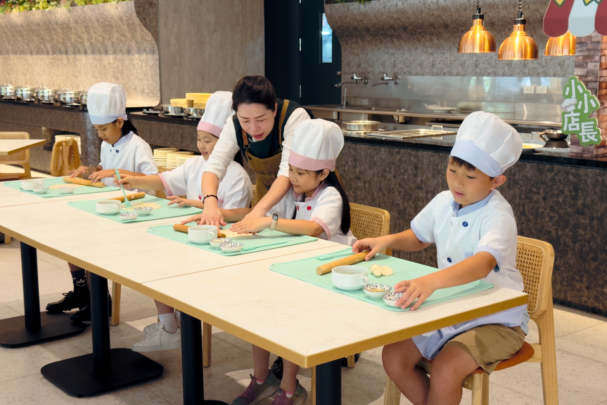 週末限定的「小小店長」蔥油餅DIY，讓小朋友在手作中體驗樂趣。（300元／人）