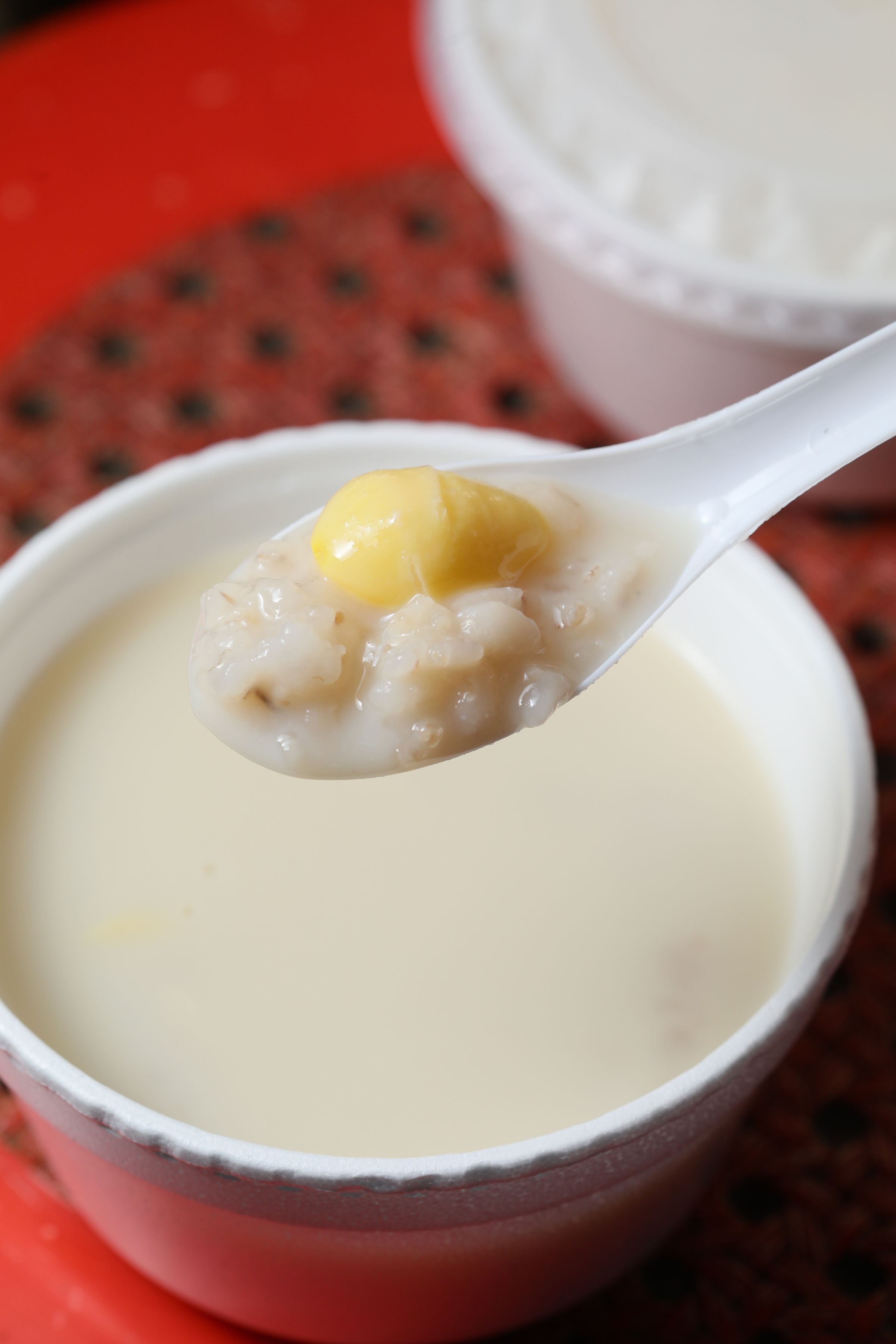 美姐的「腐竹白果薏米水」料多實在，而且養顏美容。（港幣24元／小碗）