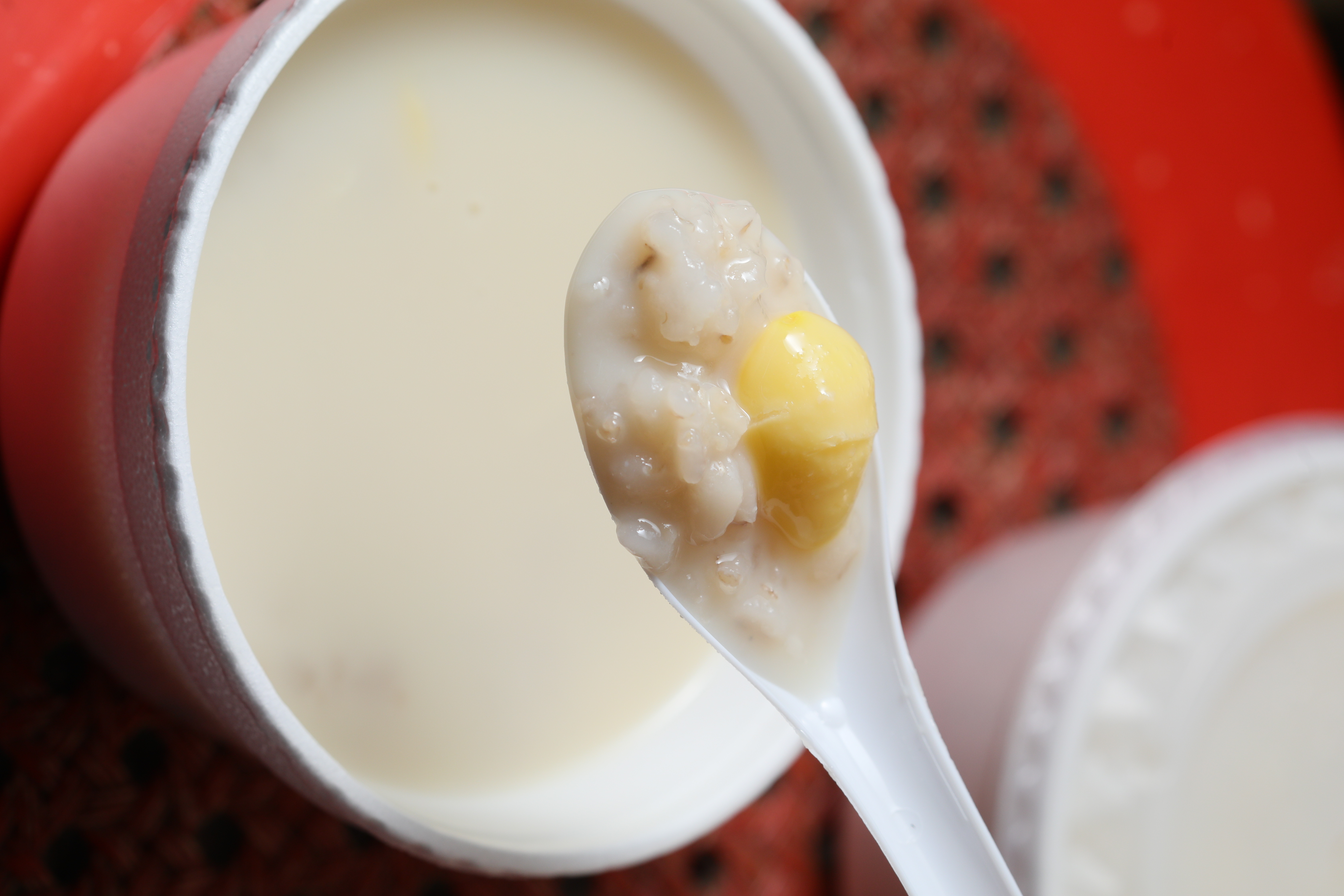 美姐的「腐竹白果薏米水」料多實在，而且養顏美容。（港幣24元／小碗）