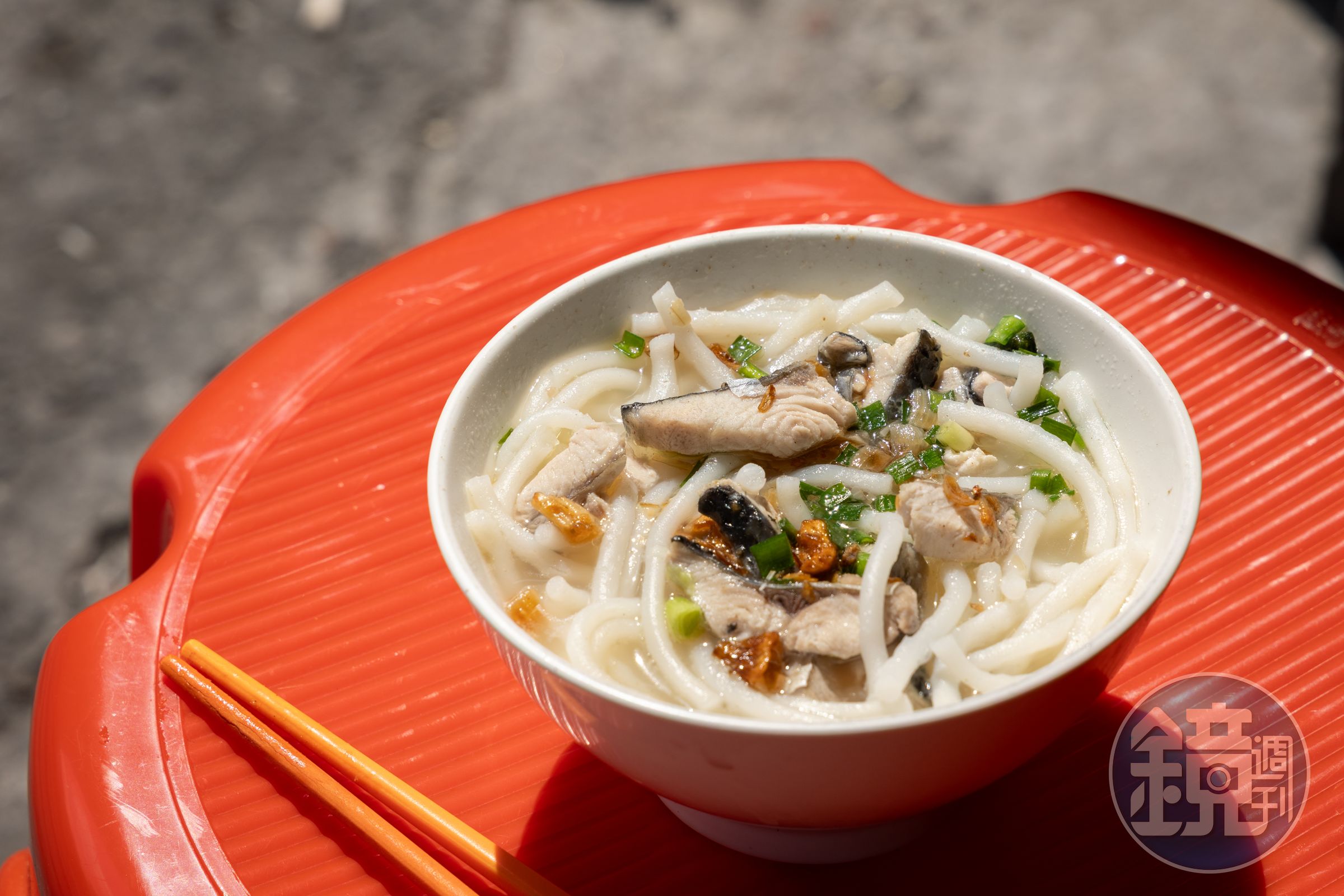 阿忠號稱是虱目魚終極料理店，最初以「虱目魚粗米粉湯」起家。（45元／小碗、70元／大碗）