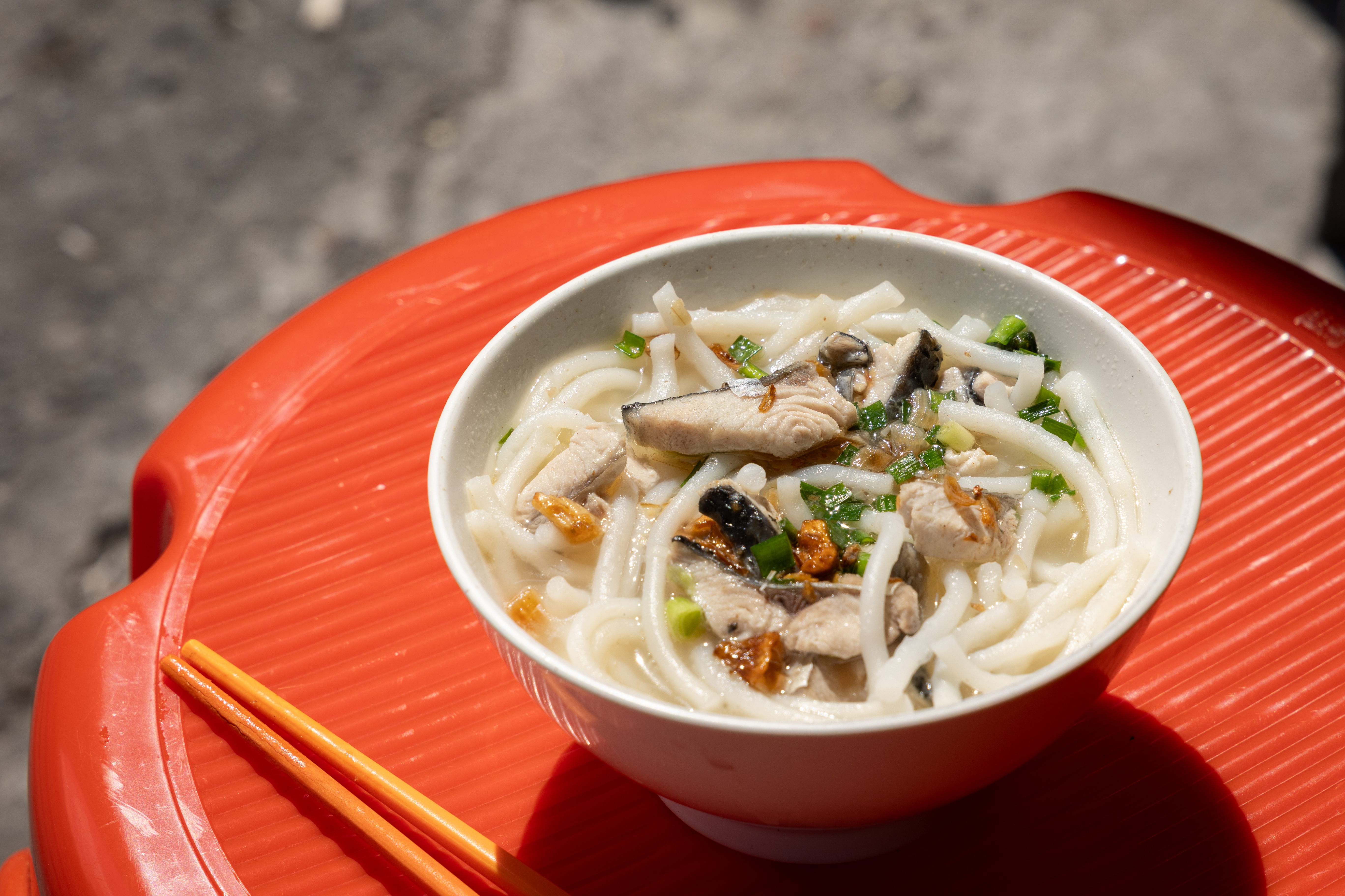 阿忠號稱是虱目魚終極料理店，最初以「虱目魚粗米粉湯」起家。（45元／小碗、70元／大碗）