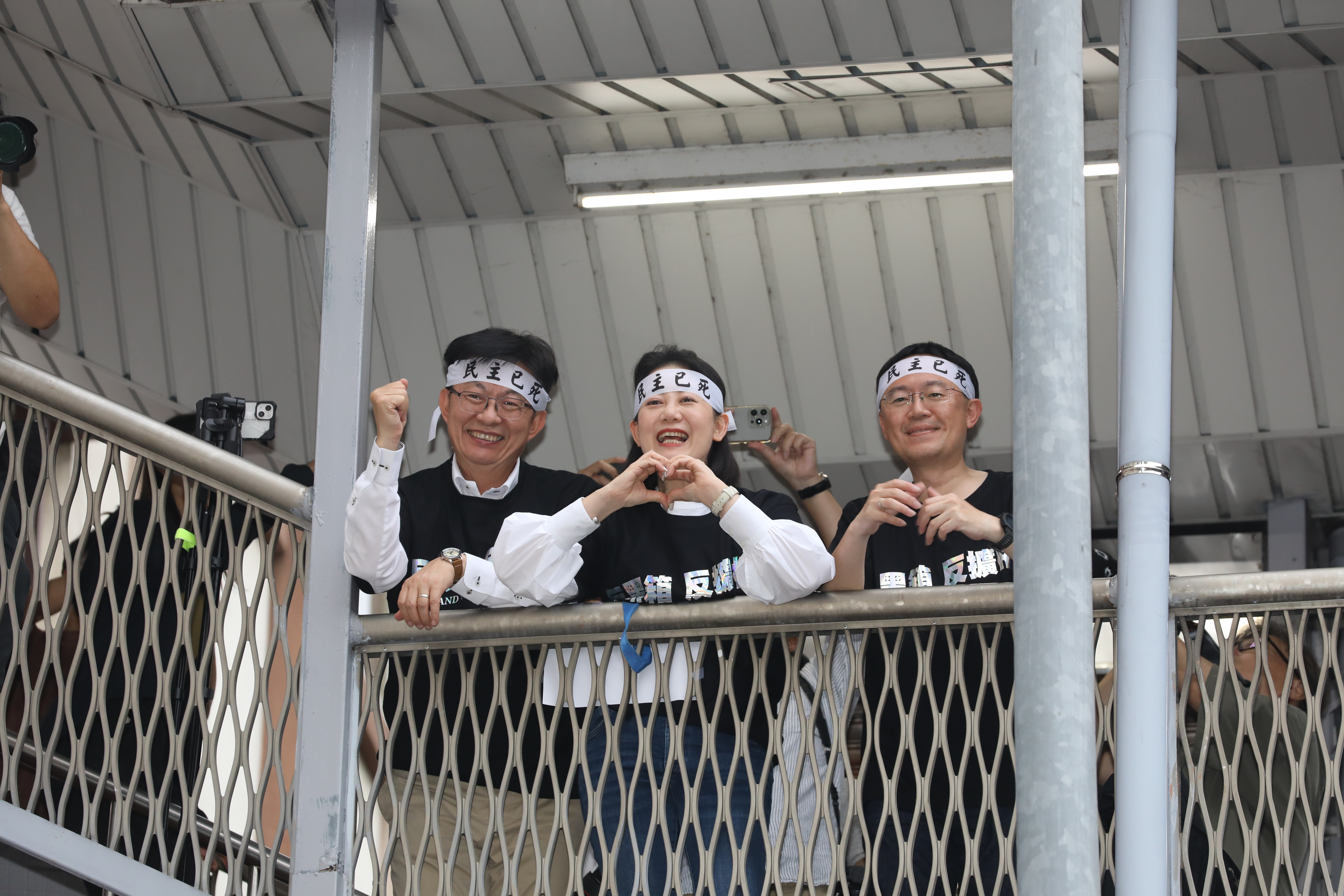 民進黨在天橋上感謝場外10萬人並肩集結聲援，吳思瑤（中）也手比愛心，謝謝民眾深夜陪他們站到最後。